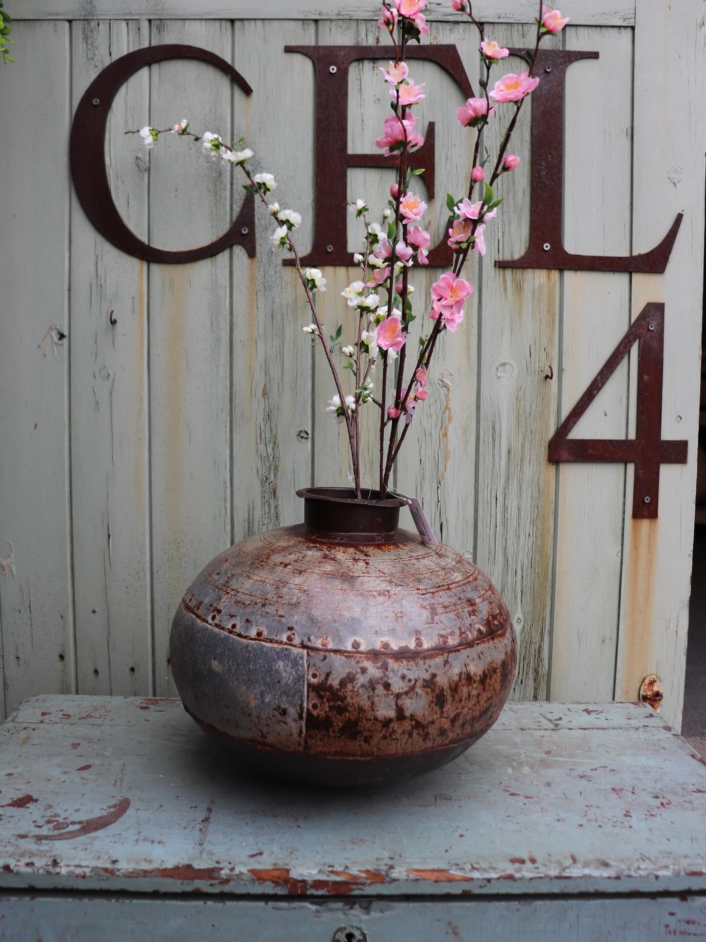 Latest stock drop • Part 1
1 • our stunning Indian water pots are back in stock. We had a handful of these a couple of years back and they were loved by many. Also known as Matki’s their original use was to store and cool water. They are the perfect centre piece for a kitchen island or sideboard. £55.00 each
2 • Wooden chopping boards - great for food prep / holding cook books. Or if you’re artsy - can be used as a drawing board. £45.00 each
3• Tin Ducks - the perfect rustic feature for what your garden needs this spring - £45.00 each
4 • Reclaimed solid teak candle holders - £30.00 each
5 • Coat Hooks - handmade with lots of character and original paint work. £45.00 each
6 • Jali buckets (sets of 2) - each bucket has a traditional wooden handle. These have all kinds of uses including planters, utensil holders, storing fresh herbs on your kitchen counter, candle lanterns … the list goes on. £28.00 a set.
See anything you like? Please drop us a message for further details 😊 more new stock on the way .. 👀📸
#salvaged #rustic #homeandliving #countryliving #yorkshire