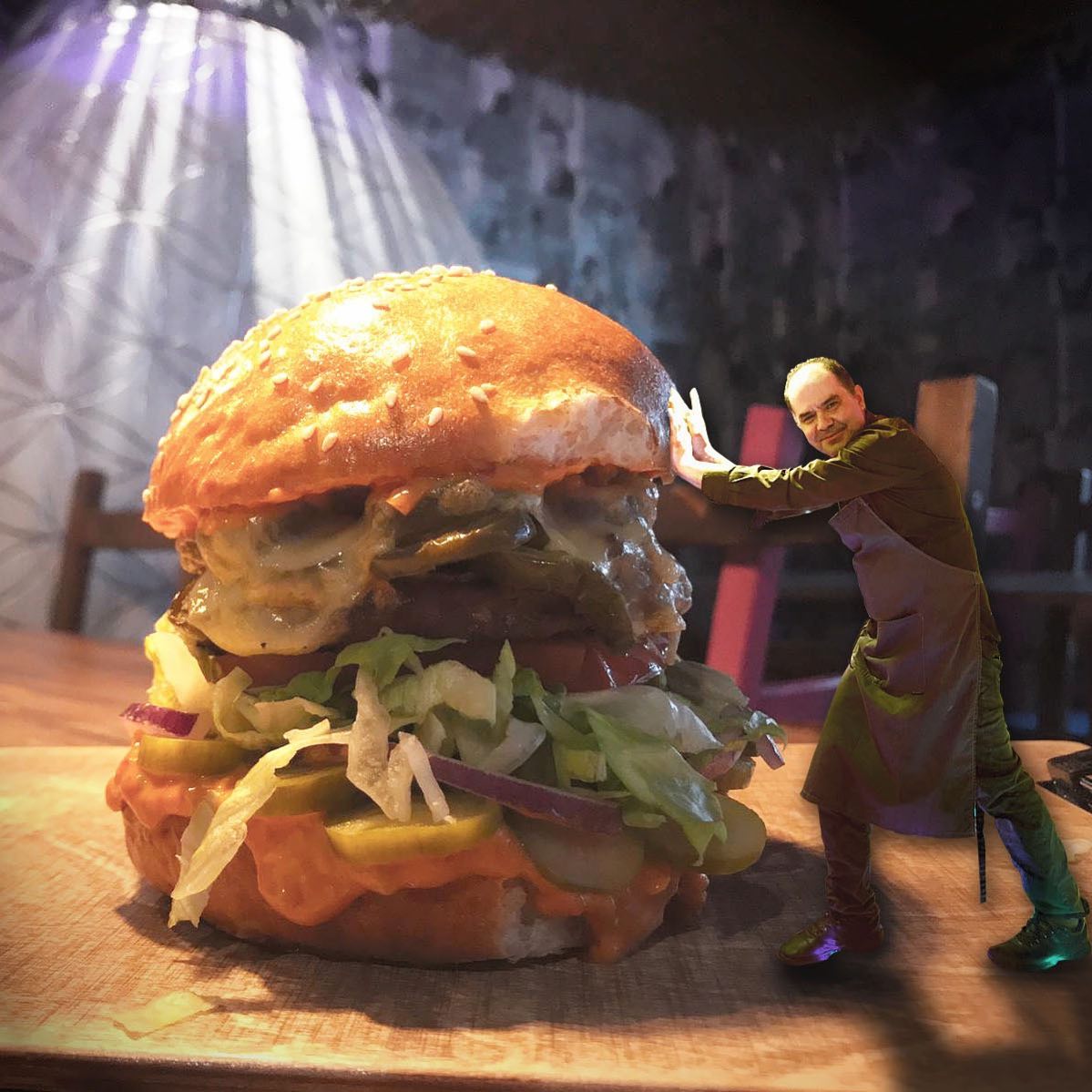 Ratet mal, was der Taste my Burger Chef für euch hat 👨🍳 🍔 Guess what Taste my Burger, Boss has for you 😍🍔 #munick #boss #halal #drink #besafe #loveyourself #we #grilling #healthyfood