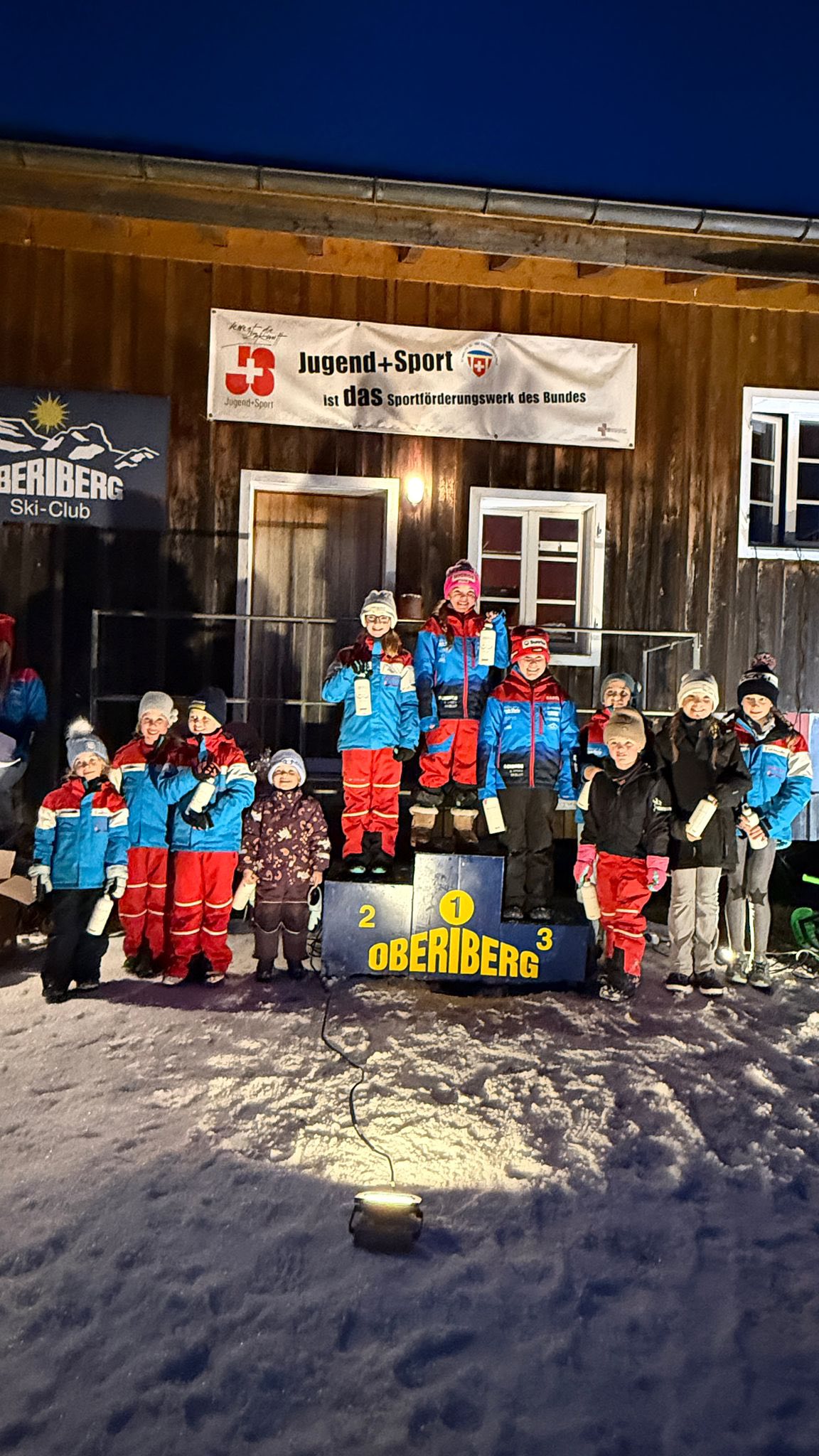 Sunnä pur 🌞 chli Närväkitzel uf dä Pistä ⛷️😬 und ä rundum gueti Stimmig bim feinä Ybrigerkaffee ☕️ – besser hätt’s nid chöne startä😃
Spannig bis zur Rangverkündig 🏆 gfolgt vomä feinä & gmüetlichä z’Nacht mit Spaghetti-Plausch i dä Roggäbeiz & zum Abschluss äs lustigs Masterquiz 💡
Clubrännä 2026 – du bisch ä vollä Erfolg gsi und hesch einisch meh zeigt, was Gmeinschaft zwüschet zwei Clubs bedüütet 🤝🏼
A derä Stell äs Dankä @skiclub_drusberg_unteriberg für äs wiiters schöins Clubrännä mit üch🥳❄️