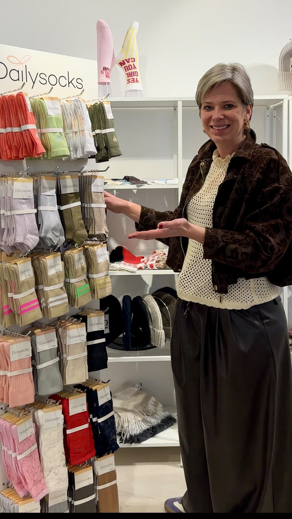 Heute haben wir uns über den Besuch von Anna, Inhaberin & Creative
Head von Daily Socks, sehr gefreut. 🤗🧦
Danke für unser gemeinsames Brainstorming, liebe Anna. Tolle Projekte und Ideen warten nur darauf umgesetzt zu werden. 🥳
Glow & Grow
Glow because style makes you shine
Grow because your socks support education, clothing & food for two girls in India
Daily Socks sind ein Fashion Accessoire mit Haltung.
Designed in Germany, produziert in Portugal und getragen mit Purpose.
Women support women.
Jeder Schritt zählt.
Freut euch auf die neuen Herbst Winter
Neuheiten 2026 und kontaktiert uns für mehr Informationen.
Wir wünschen euch noch einen schönen Tag,
Euer Carmen Fischer Agents Team.
_____________
Willkommen bei Carmen Fischer Agents,
Wir sind eure Vertriebsagentur für Mode, Schmuck, Accessoires und Schuhe, mitten im wunderschönen Lorettoviertel von Düsseldorf.
In unserem Showroom treffen Trends auf angesagte Styles. Hier präsentieren wir die neuesten Fashion-Kollektionen, trendigen Schmuck und inspirierende Marken.
Unser Fokus liegt darauf, innovative Labels mit Händlern und Einkäufern zu vernetzen und spannende Kollektionen erlebbar zu machen.
📍 Standort: Düsseldorf
👗 Kategorien: Fashion, Schmuck, Accessoires, Schuhe
🤝 Ansprechpartner: Händler & Einkäufer
Entdeckt mit uns die aktuellsten Modetrends und besonderen Highlights. Meldet euch gerne für weitere Infos oder bucht euren Termin direkt mit dem Link in unserer Bio.
_____________
#modeagentur #carmenfischeragents #dailysocks