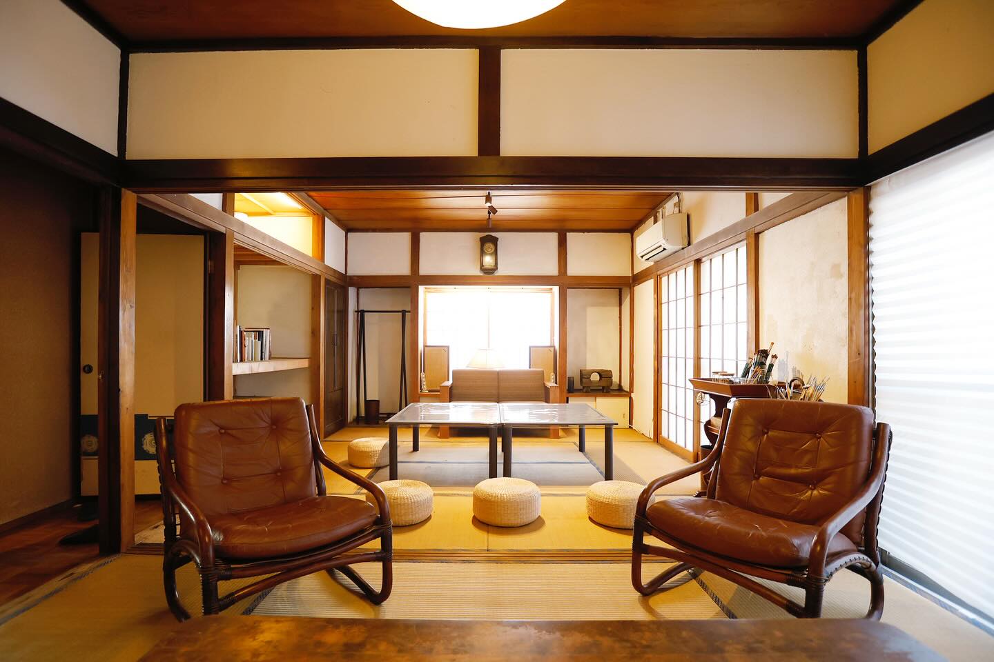 
〜 ファルべの新しいスペース
アトリエ・たたみ 〜
2階の居室スペースだった和室が生まれ変わりました😊
月光荘創業時の大正モダンを思わせる、16 畳の広々とした畳のお絵かき部屋。アンティーク・ソファや和ダンスなど、和と洋がゆるやかに混ざり合い、どこか懐かしさの漂う空間です。家族や仲良しグループで心のままに描き、笑い、ファルベ特製のスイーツでお茶をしながら、まるで自宅のようにくつろいでお過ごしいただけます。透明水彩セットと油彩セットをそれぞれご用意しておりますので、手ぶらでぶらりとどうぞ。
※こちらのスペースのオープンは今年の春を予定しています。
ーーーーーーーーーーー
\水彩平筆の穂先づくりワークショップ/
▪日付:2026年2月21日(土)
▪時間:13:00-14:30
▪参加費:¥3300
▪️定員6名
▪️対象:小学4年生以上。小学生以下は保護者同伴
▪HPから事前申し込みの上ご参加ください
〜〜🎺優雅な午後の社交会 生演奏の夕べ〜
▪日付:2026年2月14日(土)
▪時間:①15:00〜②16:00〜
▪参加費:ワンドリンクオーダー
紅茶とスコーンを頬張りながら贅沢な生演奏BGMが月光荘ファルベで奏でられます。
毎回変わる演奏家たちへ、美しい音色に感謝を込めて、お帰りの際お渡しする封筒にチップをそっと入れていただければ全額演奏家へ渡ります。絵の具工場で過ごす、優雅な午後を。
〜マイカラーラボ 世界にひとつあなた色🎨〜
▪️ファルべの営業日はいつでもご参加できます。
▪️場所:月光荘ファルべ/喫茶スペース
▪️参加費:2,000円(税込)
※予約不要!混雑時はお待ちいただく場合がございます。
月光荘の絵の具工場で実際に使用している顔料とバインダーを使って、参加者自らの手で水彩絵の具を練り上げます。
調色表をヒントに、思いのままに顔料を配合して完成したオリジナルカラーには、あなた自身が名付け親となって世界に二つとない色名をつけていただきます。
〜世界にひとつだけのオリジナル缶バッジを作ろう!💎〜
◾️ファルべの営業日はいつでもご参加できます。
▪️場所:月光荘ファルべ/喫茶スペース
▪️参加費:1,000円(税込)
※予約不要!混雑時はお待ちいただく場合がございます。
たくさんの画材とあなたのアイディアで、描いた作品がいつも身につけられる缶バッジに。
マイカラーラボでお作りいただいた水彩絵の具を使うのもおすすめです😊
ーーーーーーー
📯月光荘ファルべ📯
埼玉県入間郡三芳町竹間沢324-6
金・土・日 11:00-17:00
※L.O.16:30
※営業日の変更はInstagramにてお知らせします
※最寄駅:東武東上線みずほ台駅
※近くに有料駐車場もございます
※キャッシュレス決済のみ
ーーーーーーー
