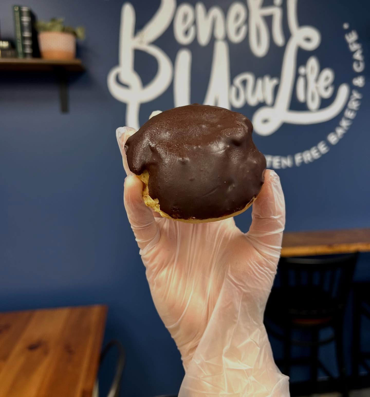 Have you ever had our cream puffs? They’re a delicious gluten free, dairy free, and nut friendly treat for anyone wanting a mid week pick-me-up. It’s also the perfect dairy free alternative to our eclairs, for all our friends with dairy issues 😌🚫🥛 it’s made with a traditional choux pastry, and filled with our fluffy dairy free icing, then dipped in a dairy free, rich chocolate ganache.
We’ll see ya today from 7:30-3 🚗💨