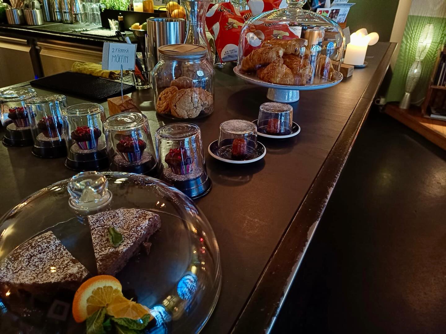 Fancy a little cake and tea or coffee? Roxy is fully stocked this morning for all the homemade baked goods you might need :)
#roxyvinylcafe #winterthur #coffee #cakes #kuchen