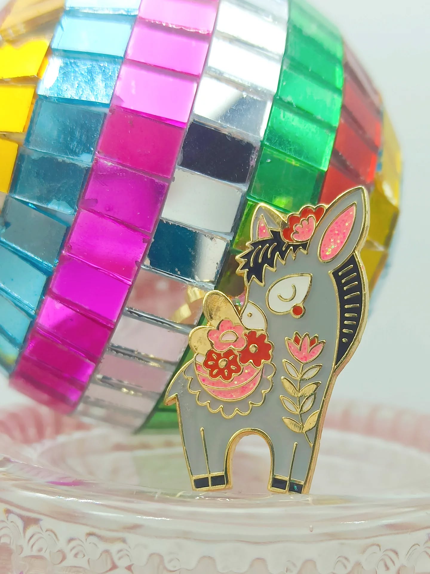 ⚠️ Alerte stock!
On arrive sur les dernières pièces de ce modèle "cadichon" que j'aime d'amour! 😍
Après les théières et les cerises qui sont désormais collector, c'est bientôt au tour de notre petit âne!
Spoiler alerte, le tigre ne devrait pas tarder non plus à les rejoindre sur le banc des "introuvables".
À celles et ceux qui hésitent encore, ne traînez pas, sous peine de le regretter 😉
°°°
Rdv sur le site rubrique "bijoux/pins"
°°°
#pins #lasthour #creation #ane #shopsmall