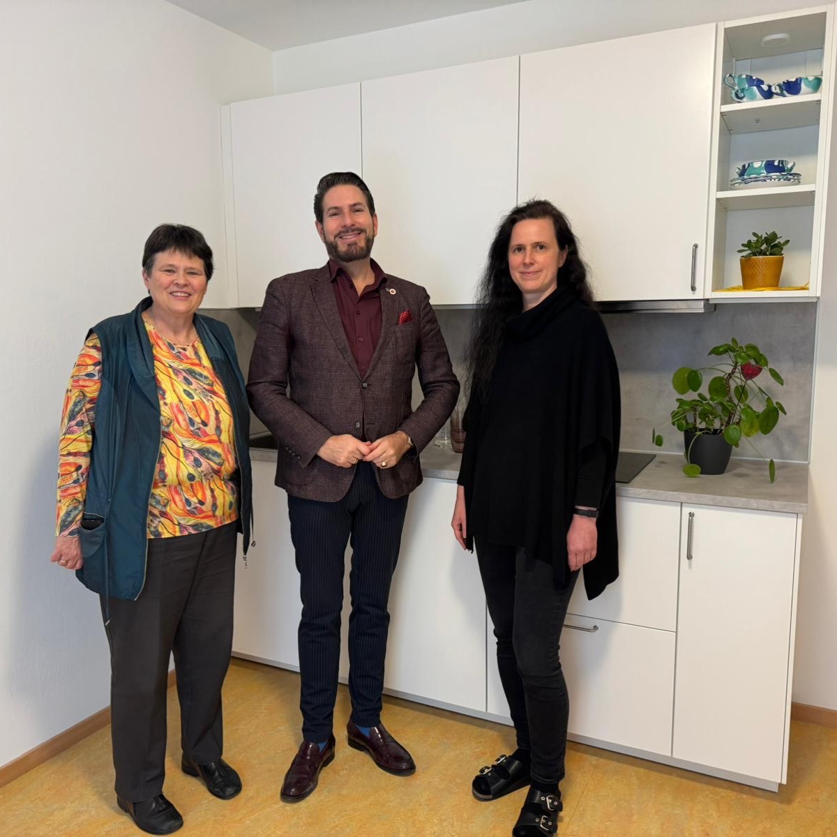 HILFSTÖNE spendet eine neue Küche für das CS Haus für Mutter und Kind 🙌
V.l.n.r.: Sr Susanne Krendelsberger CS (Stiftungsvorständin der CS Caritas Socialis Privatstiftung), KS Clemens Unterreiner (Präsident der HILFSTÖNE), Pamela Zitta (Leitung des CS Haus für Mutter und Kind)
„Gerade in schwierigen Lebenssituationen sind es oft die konkreten, greifbaren Hilfen, die neuen Mut schenken. Eine funktionale Küche bedeutet für eine Mutter mit ihrem Kind weit mehr als nur Einrichtung – sie ist ein Ort des Ankommens, des Versorgens und des gemeinsamen Alltags“
sagte Unterreiner bei der feierlichen Übergabe der neuen Küche.
“Wir danken Clemens Unterreiner und seinen HILFSTÖNEN von Herzen für diese wertvolle Unterstützung“ betonte Sr. Susanne Krendelsberger CS, Stiftungsvorständin der CS Caritas Socialis Privatstiftung. Die HILFSTÖNE wünschen allen Müttern und Kindern viel Freude mit der neuen Küche 🫶 @hilfstoene @clemensunterreiner @cs_caritassocialis #ClemensUnterreiner #caritassocialis #operburggars #hilfstöne #news 📸©️CS | HILFSTÖNE