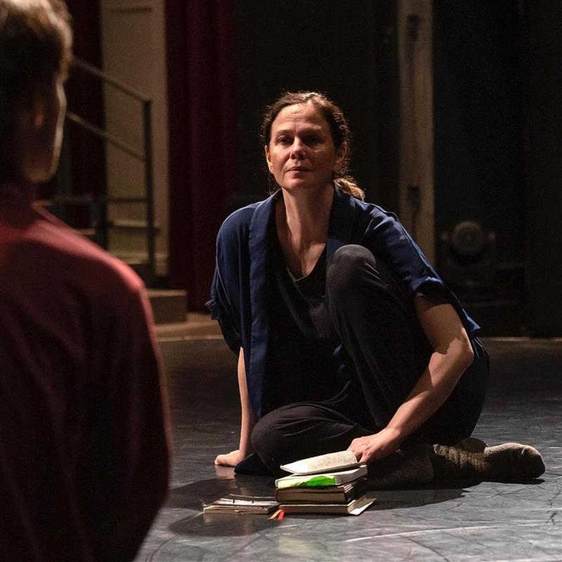 Välkomna till en workshopserie som syftar till att hitta dansglädje och få verktyg utefter dina egna förutsättningar!
Serien hålls av Smarts fantastiska medlem @teresia.bjork, dansare och koreograf utbildad vid Svenska Balettskolan med 35 års erfarenhet som yrkesdansare samarbetar hon med Kungsholmens Kulturhus genom sin workshop och egna framtagna metod "Finding Tools".
Metoden syftar till att lära sig dansuttryck i grupp där målet är glädje, trygghet och frihet som ett alternativ till en traditionell danskurs. Vid fyra tillfällen i vår träffas deltagare och får under två timmar prova på att hitta sina egna, unika verktyg.
Målgrupp: från minst sex års ålder och uppåt- ingen övre gräns. Inga förkunskaper krävs, endast nyfikenhet och prova-på glädje!
Det går bra att anmäla sig till samtliga workshops eller endast prova på ett tillfälle.
Var: Kungsholmens Kulturhus, S:t Göransgatan 92, 112 45 Stockholm, Sverige
Workshops hålls vid 4 tillfällen; 19/2 19/3 kl 13-15 och 23/4 26/4 kl 18-20.