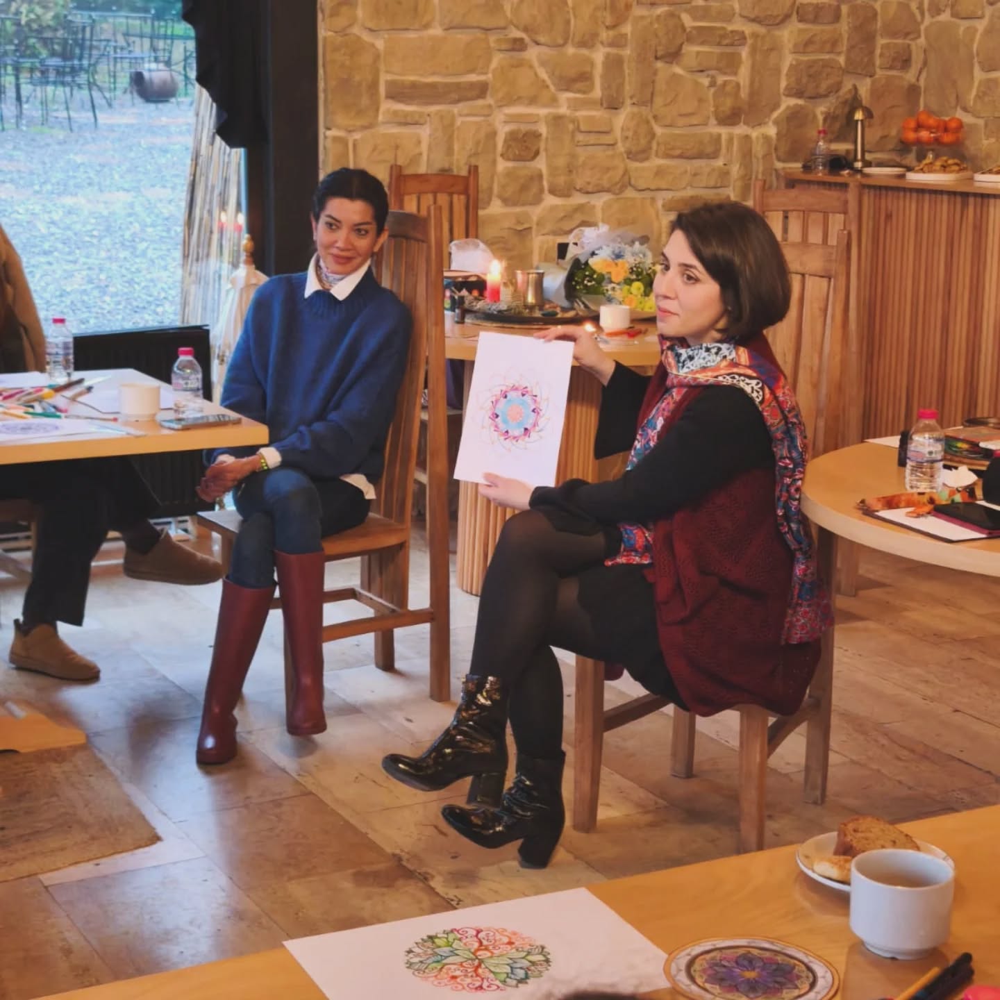 Mandala, hayatımın merkezindeki o büyülü sembol. Bana son 9 senedir kattıkları paha biçilemez 🙏
O benim rehberim 💜
Ve yine yeniden, bu sefer Sapanca'da Mandalayı aktarmak nasip oldu 🙏 3 saatin su gibi aktığı bir gün. Şahane kadınlarla bir çember daha açıldı, duygular aktı, zihinler uyandı, sanatla şifalandık ...
Daha nicelerine, bu alanı tutmaya devam ✨
Tüm katılımcılara buradan tekrar teşekkürler, iyiki geldiniz 🙏
Yakında yeni atölyelerimiz olacak , takipte kalın 👍
Yüzyüze katılamayanlar için online eğitim 3 Mart'ta başlıyor 🎉
#mandalaeğitimi
#mandalasanat
#sanatatölyesi
#sapancakırkpınar