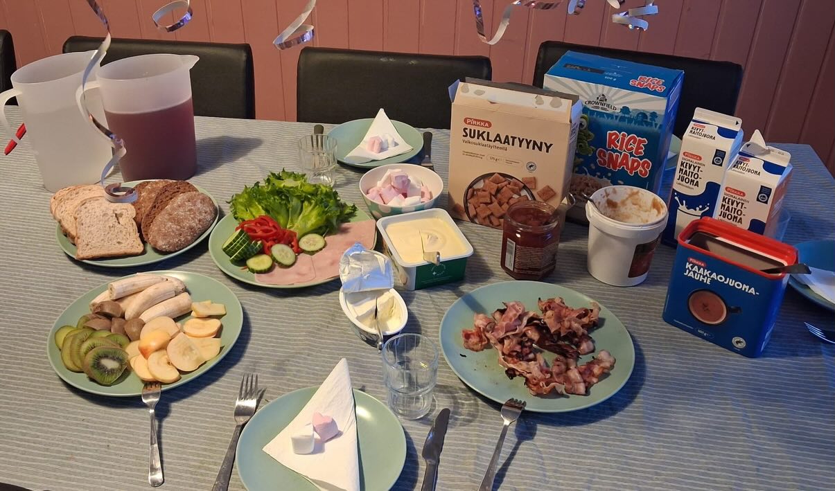 Hyvää ystävänpäivää Villatossun poppoolta kaikille ❤️.
Juhlistamme ystävänpäivää aamusta alkaen. Aamupala koottu jokaisen toive huomioiden ja tällainen siitä syntyi 🥰🥐🍇.
Tänään mietimme hyviä asioita toisistamme sekä Villatossusta. Valitsemme myös Villatossun reilun kaverin sekä vietämme ystävänpäivää yhdessä touhuten. Näistä kuulette myöhemmin lisä