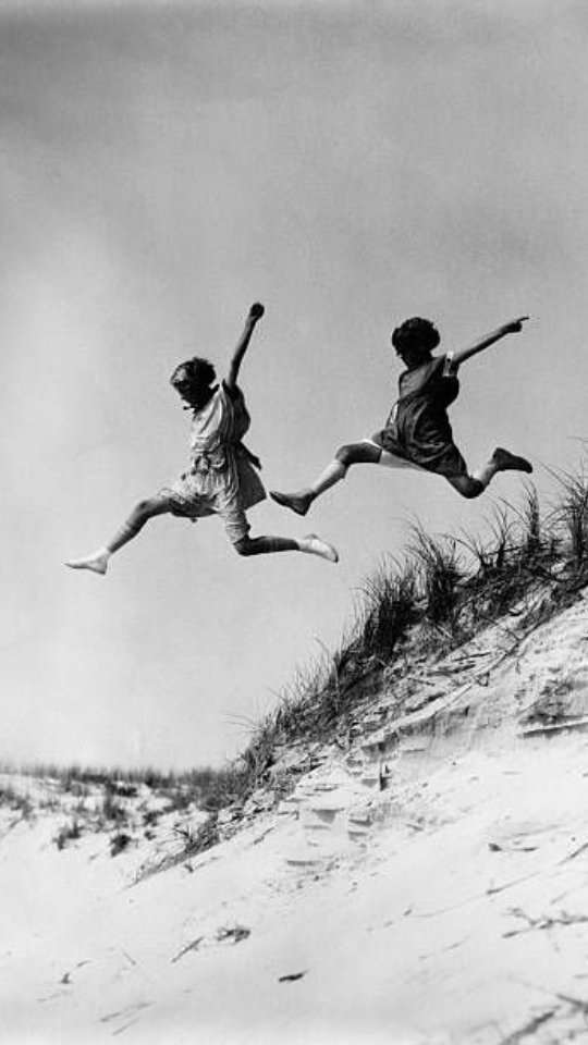 Support d'humanité 🕊
Le corps traverse nos vies comme une œuvre en mouvement.
Il porte les élans, les rencontres, les blessures, les renaissances.
Tour à tour entre force et épreuve, refuge et ouverture. Il y a quelque chose de beau et d'appaisant dans cette traversée. Surement cette sortie du cadre. S'autoriser à laisser tomber les normes et l'idéal pour honorer pleinement l’expérience de la vie dans le corps.
-
Plutôt que de chercher à être comme tout le monde, célébrons notre unicité ✨️
#CorpsConscient
#BeautéVécue
#PuissanceFéminine
#CorpsEnTransformation
#FemmeEnChemin