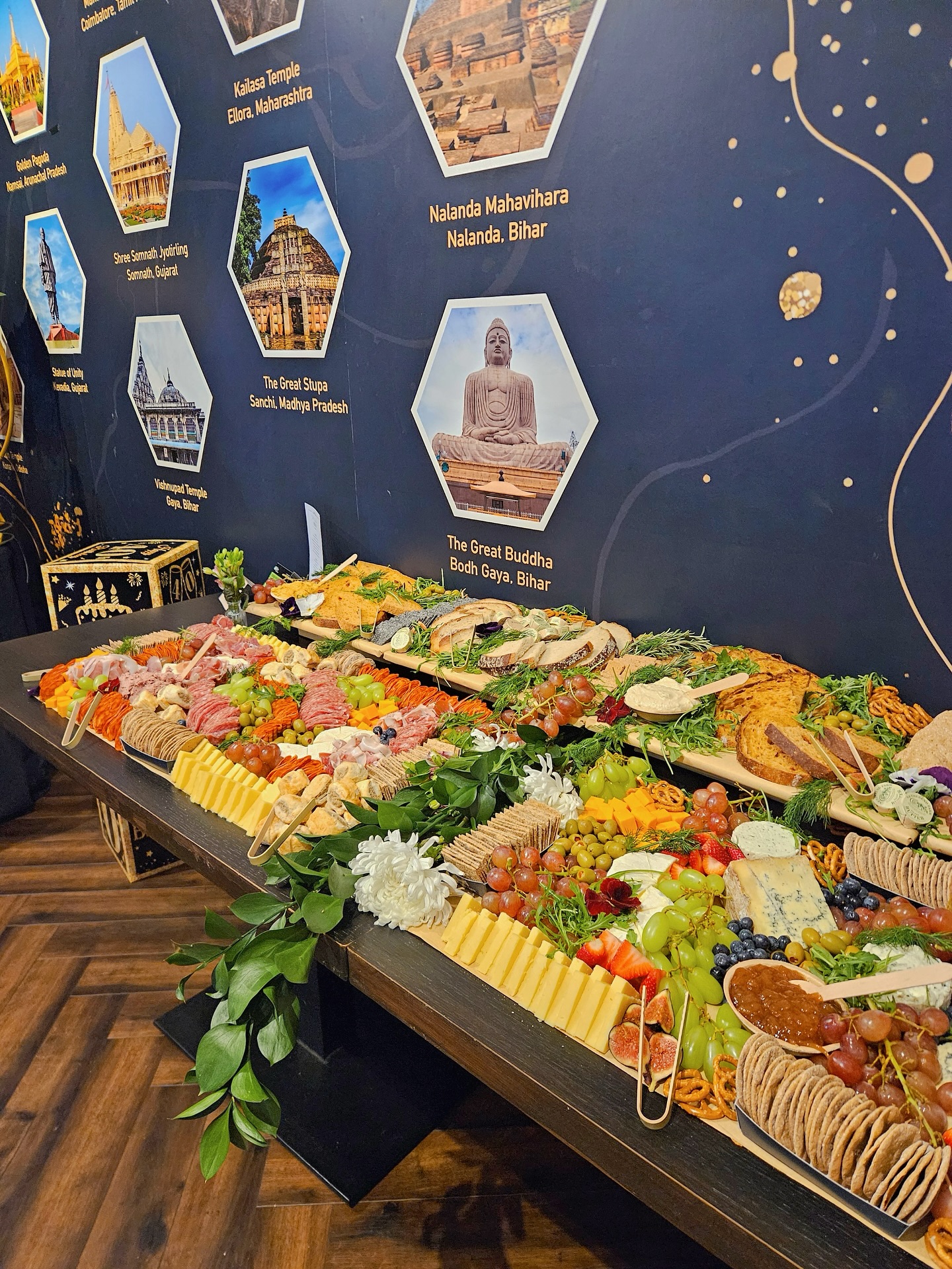 Flat Grazing Table with Foliage for a 40th Birthday Party ✨
The table has been thoughtfully divided into separate sections for meat and vegetarian options, allowing vegetarian guests to enjoy grazing without any concern about their food coming into contact with meat.