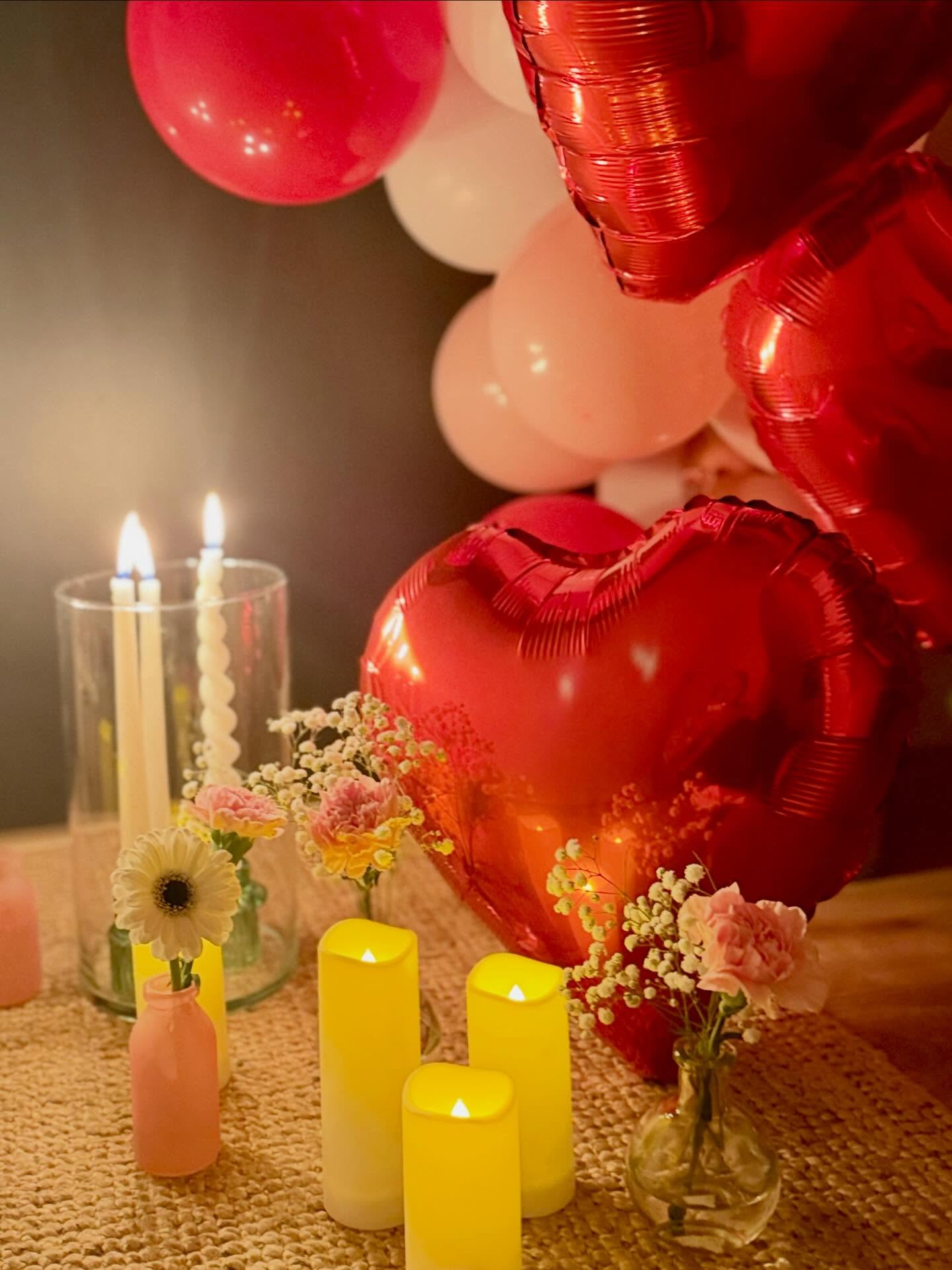 Un week-end sous le thème de l’Amour pour la Saint Valentin ♥️
Une arche de ballons pour accueillir l’être aimé, des bougies délicatement posées sur l’escalier et quelques fleurs pour sublimer ce 14 février.
#saintvalentin #decorationevenementielle #jalmaevent #valentinesday #decoration