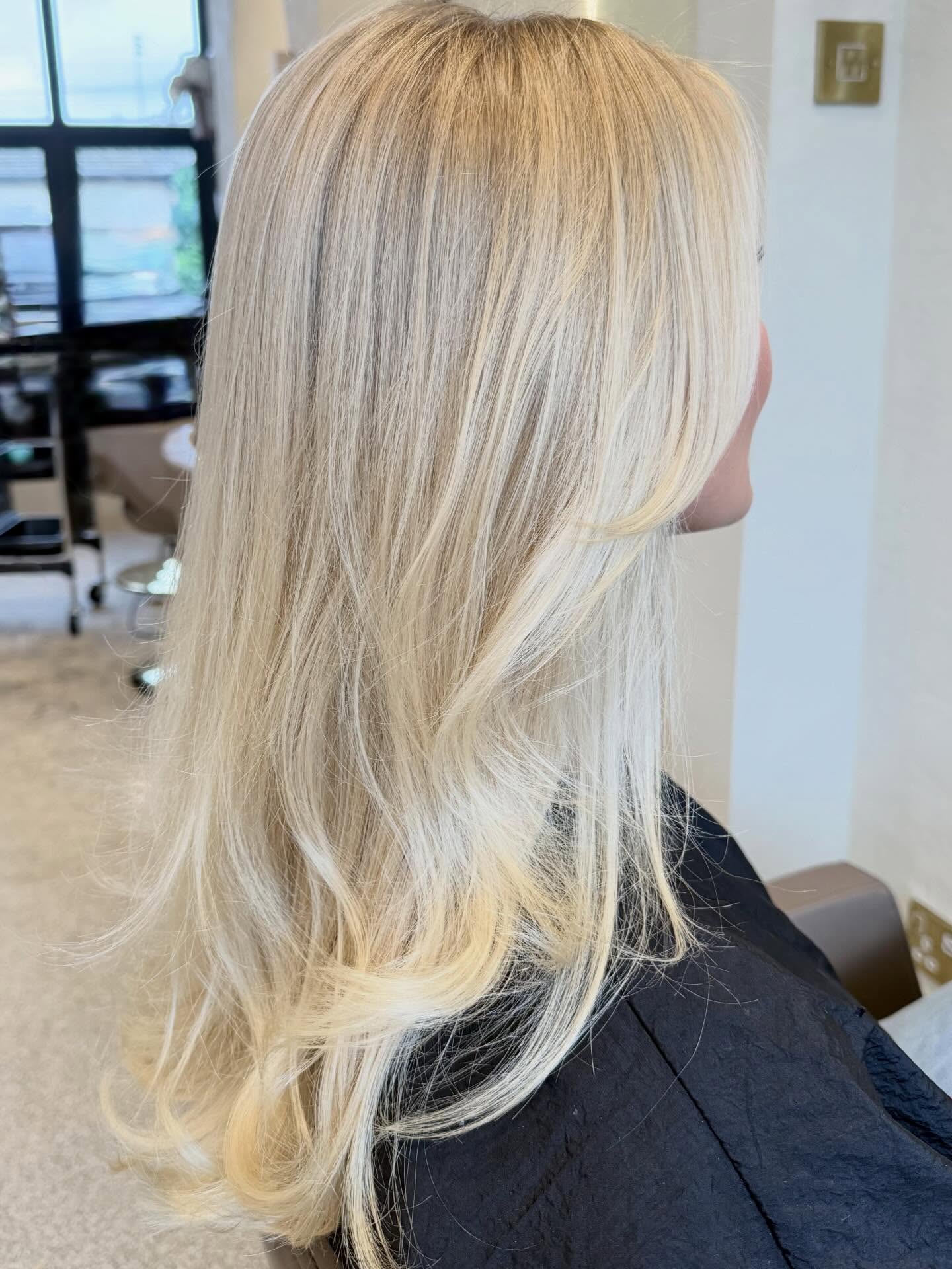 Bright, creamy blonde with soft dimension and a smooth, natural blend ✨
Kept the tone clean and luminous while adding light layers for movement and flow. This kind of blonde is all about shine, softness, and that effortless finish 🤍
@second_opinion_hairdressing
#blondespecialist #cleanblonde #dimensionalblonde #blonde #blondehair