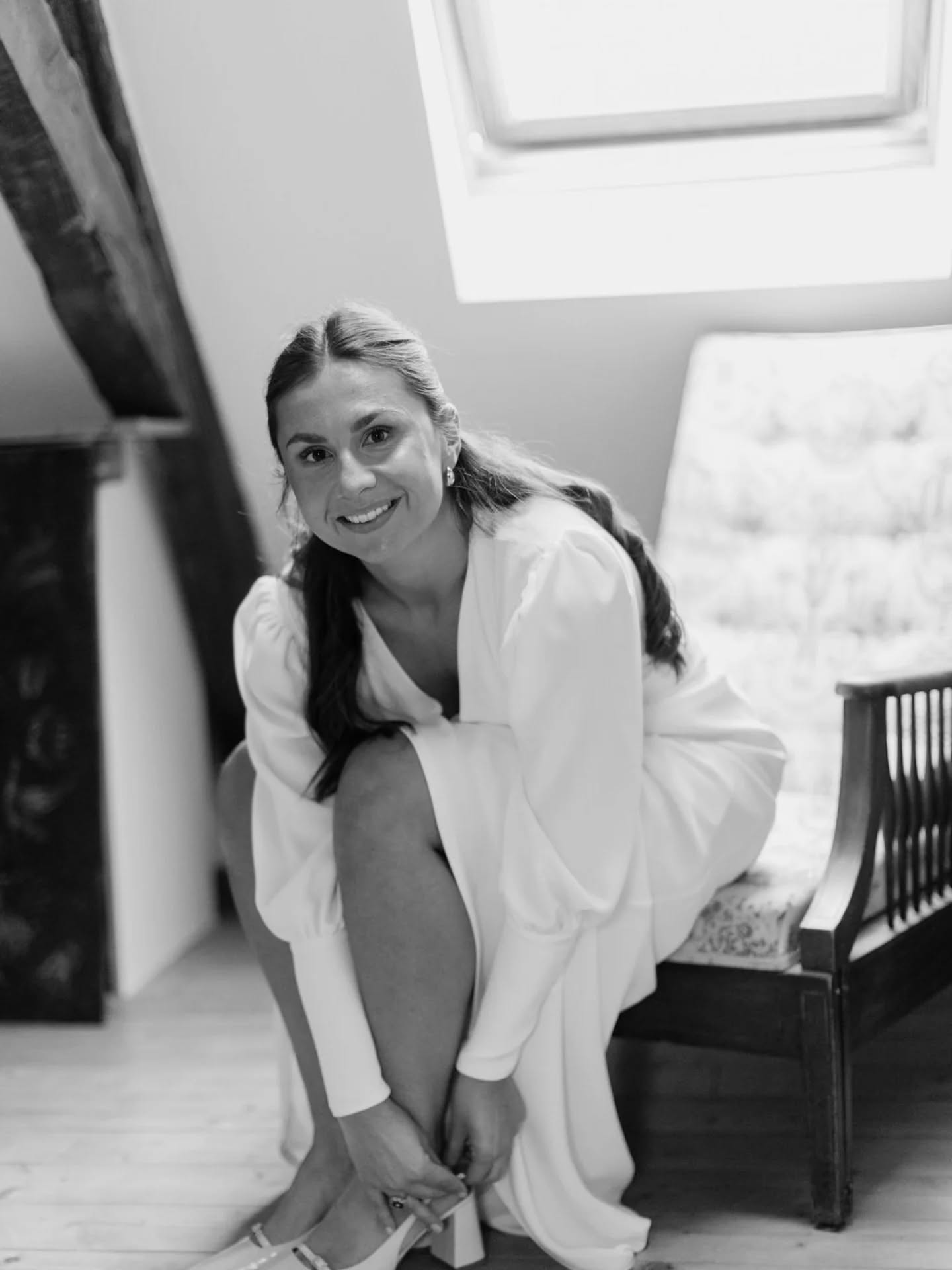Mathilde 🤍
Pour sa robe la douce Mathilde a choisi une création sur mesure en crêpe de soie lavé, avec un beau décolleté en v devant, un dos nu inversé et des manches bouffantes avec de grands poignets boutonnés donnant un magnifique volume à la silhouette.
