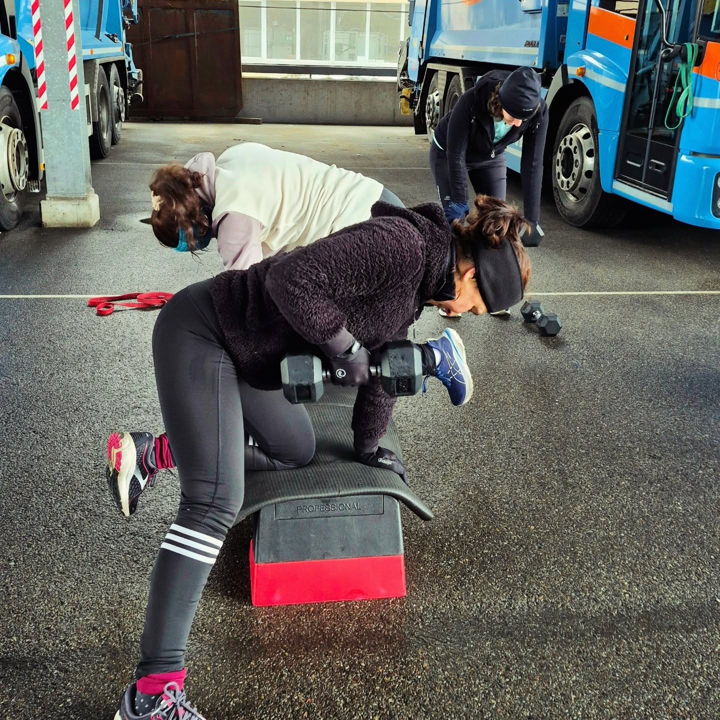 READY FÜR MORGEN??
🔥 Outdoor Bootcamp Special – Station Power 🔥
Wir schreiben jedes Training neu, damit du immer Abwechslung hast & maximale Ergebnisse erzielst 💪🏼
Dieses Mal: Jede*r hat seine eigene Kurzhantel & nimmt sie von Station zu Station mit.
Vielseitige Übungen, einfache Abläufe & ein richtig effektives Ganzkörper-Workout – für jedes Level geeignet!
🌿 Frische Luft • Motivation • Teamspirit
⚡️ Plätze begrenzt – sichere dir jetzt deinen Spot & melde dich über @sportsnow.ch an! 🚀
#outdoortraining #allinsport #strenthandconditioning #sportysunday #allincommunity