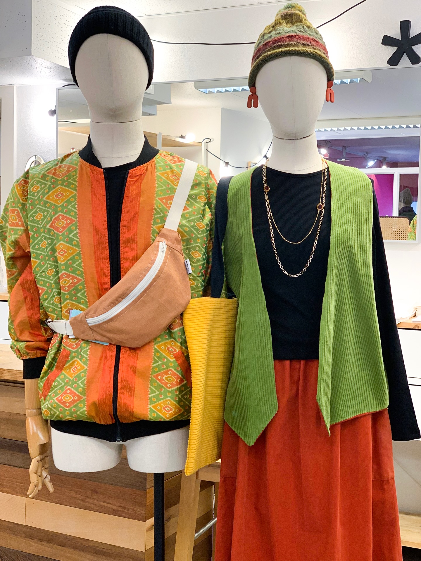 Mets de la couleur dans ta vie! 🌈
Tu en as marre du noir, du beige et du gris?
Nos créatrices et créateurs te proposent une mode vitaminée, pleine de bonne humeur et de personnalité.
À porter sans modération, pour affirmer un style vivant et audacieux 💕
Mannequin🙎♀️:
Gilet @the.ginkgosvan 89.-
Pull côtelé noir @maison.ohlala 119.-
Jupe longue @the.ginkgosvan 149.-
Bonnet “Au bout du fil” 36.-
Boucles d’oreilles @nakimi.ch 46.-
Sautoir “grosse chaîne” @hindibazaar 29.-
Sautoir fin @pablo_lola_ 39.-
Tote bag @the.ginkgosvan 39.-
Mannequin 🙎♂️:
Bomber @hindibazaar 109.-
T-shirt noir @hindibazaar 35.-
Banane @madamog_lausanne 70.-
Bonnet @grisclair 35.20 au lieu de 44.-
Alors, ça t’inspire à mettre plus de couleur dans ton look?