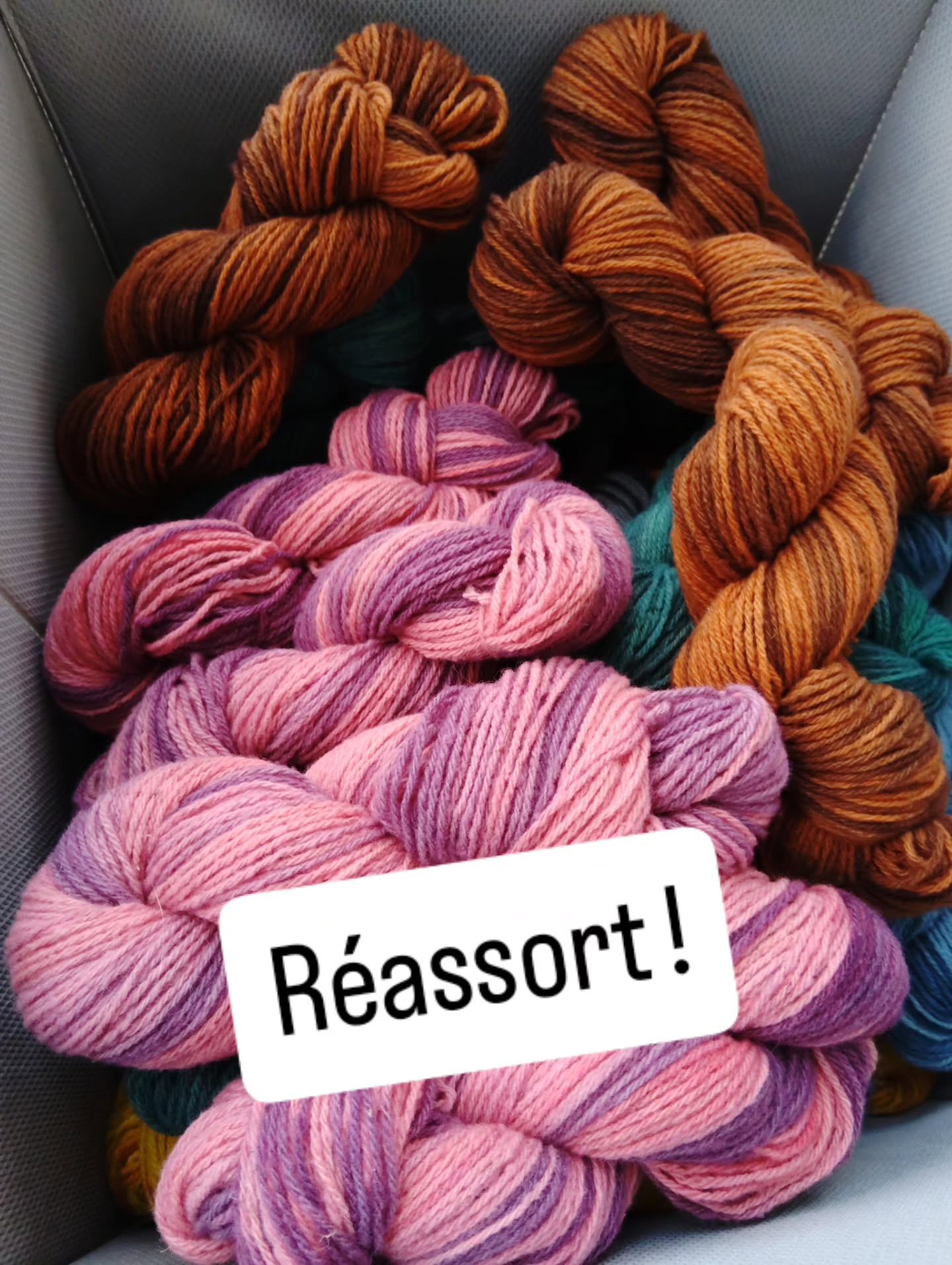 J'ai remis en ligne quelques écheveaux de mérinos dans les coloris automne et fuchsia 🥰
Alors, on se tricote quoi ? 👀
--
gris montagne, c'est de la teinture écologique de laines locales ! Des fils 100% français, des troupeaux pyrénéens et des colorants labellisés GOTS, vous trouverez sûrement votre bonheur dans la boutique.
#teinture #artisanat #laine #pyrénées #laineécologique