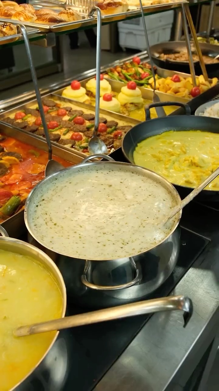 El emeğiyle hazırlanan, tazeliğiyle fark yaratan lezzetler. 🥬
Zeytinyağlıdan mezeye, her ürün Nebras mutfağında özenle hazırlanır ve günlük olarak sunulur.
👉🏼 Herkese Göre, Her Keseye Göre
📍 Pendik/Yayalar – Anatolium AVM – Carousel AVM
📞 0 (530) 340 7545 – 0 (533) 131 7546 – 0 (530) 601 7547
#KiloİleKahvaltı #AçıkBüfe #TürkMutfağı #Meze #Zeytinyağlı