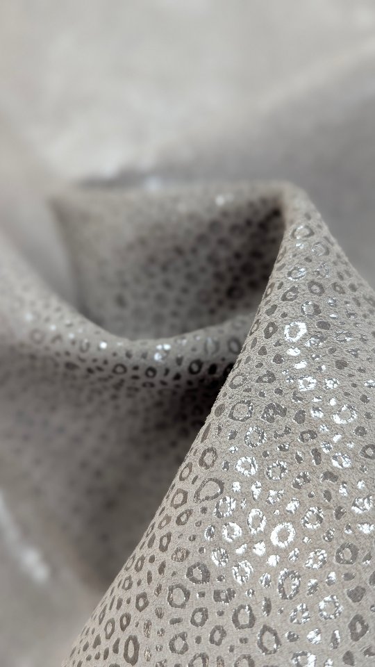 Nouveaux cuirs, nouvelles inspirations ✨
A l’atelier, les gammes de cuir se renouvellent pour laisser place à encore plus de créativité…
Des teintes naturelles, profondes ou lumineuses, toujours choisies avec soin pour sublimer vos futures créations.
Toucher, choisir, fabriquer… et repartir avec un cabas unique, façonné de vos mains 🤎
Alors, quelle couleur vous fait craquer ?
Bonne soirée
Marion
#angersmaville
#maineetloire
#artisanatlocal
#ateliercreatif
#anjou