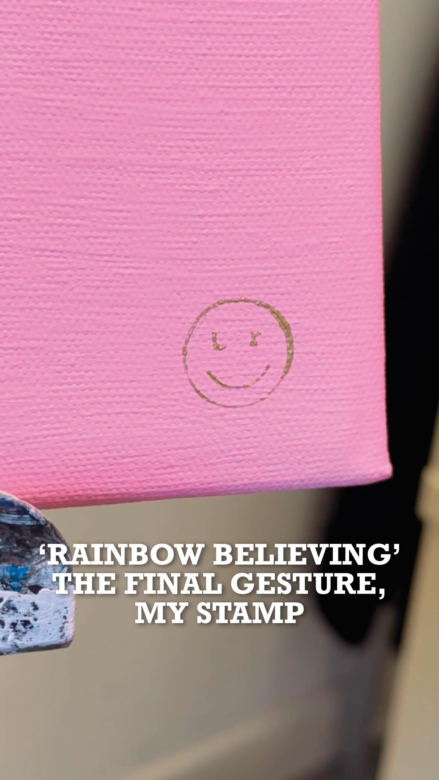 My signature stamp is the final touch to my works — a ‘smile’ formed by my initials, L and R, that winks at the viewer. It completes the entire process, from the initial idea to the translation of the concept through my geometric abstraction of circles, to painting on canvas.
🌈 In ‘Rainbow Believing’, colour becomes a symbol of hope and a way to promote the values of peace, coexistence, and freedom.
⸻
🇮🇹
Il gesto finale dei miei lavori è sempre il timbro del mio marchio. Uno ‘smile’ con le mie iniziali L e r, che fanno l’occhiolino. È il mio tocco finale che chiude l’intero lavoro, dall’idea iniziale, alle prove per trasferire il concetto attraverso la mia astrazione geometrica di cerchi, alla pittura su tela.
🌈 In ‘Rainbow Believing’, il colore diventa un gesto di speranza, un modo per esaltare i valori di pace, di convivenza e libertà di essere.
🖼️ Rainbow Believing
80 × 80 cm — acrylic on canvas
From the ‘Circles of Joy’ series
Presented in Milan, February 26
Original painting — available.
💬 Private preview available / Preview privata disponibile su richiesta.