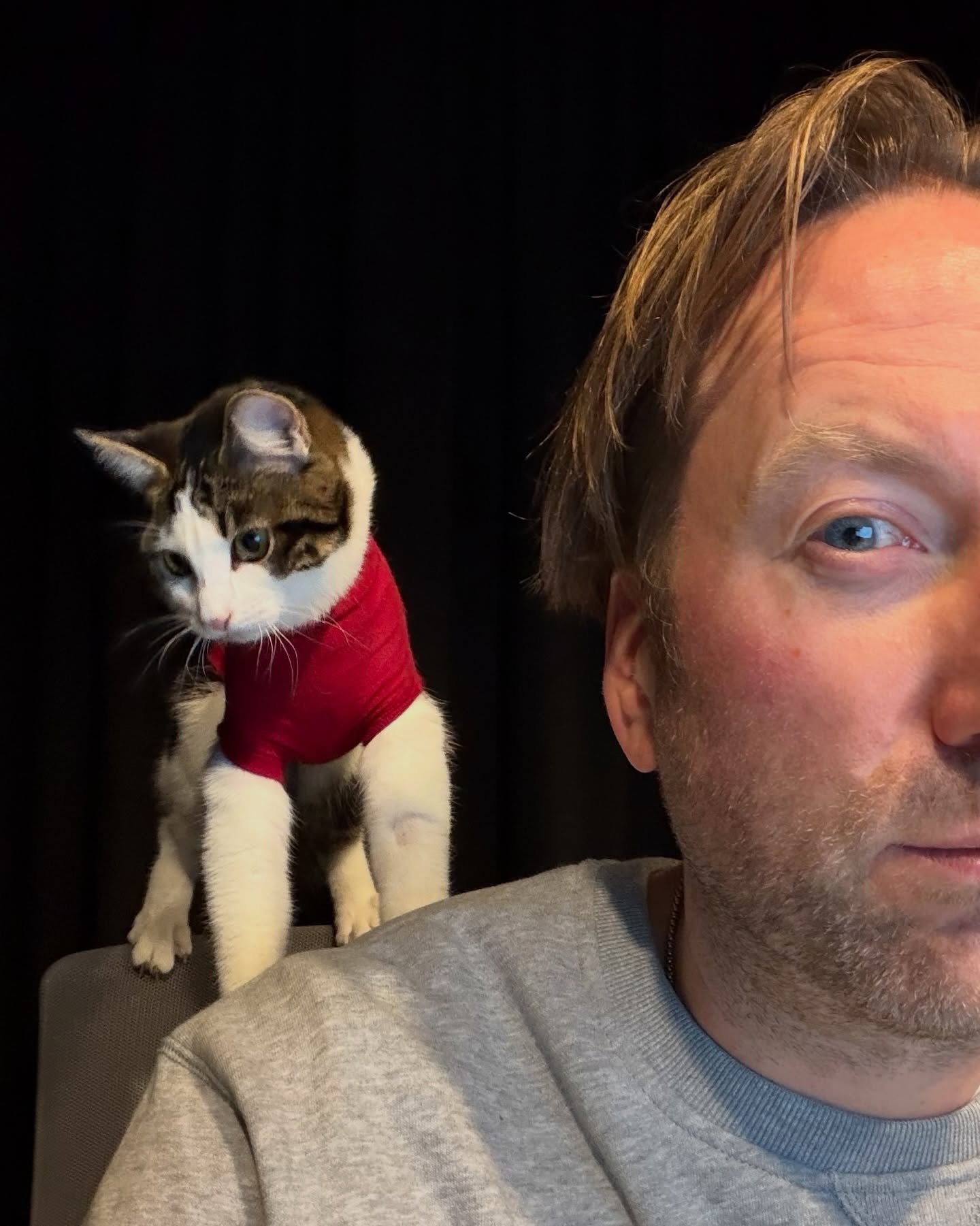 Sunday is for Swiping! 🏰💈😼 #week7
1 - Jessie! 😻
2 - Hallo! Groeten uit studio 1! 📻
3 - Before… 💇♂️
4 - After (goed licht in de wc van Eurostar) 🤣
5 - Flat “Valentine” white @dpgmedia_nl ☕️
6 - 😍😍😍 #agrabahcafé
7 - Jessie ASMR 🧘
8 - Valentijnsdag in Thunder Mesa 🏜️
9 - Hotel Guest Check In...But They Don’t Check Out! 😎
10- 💙💙💙