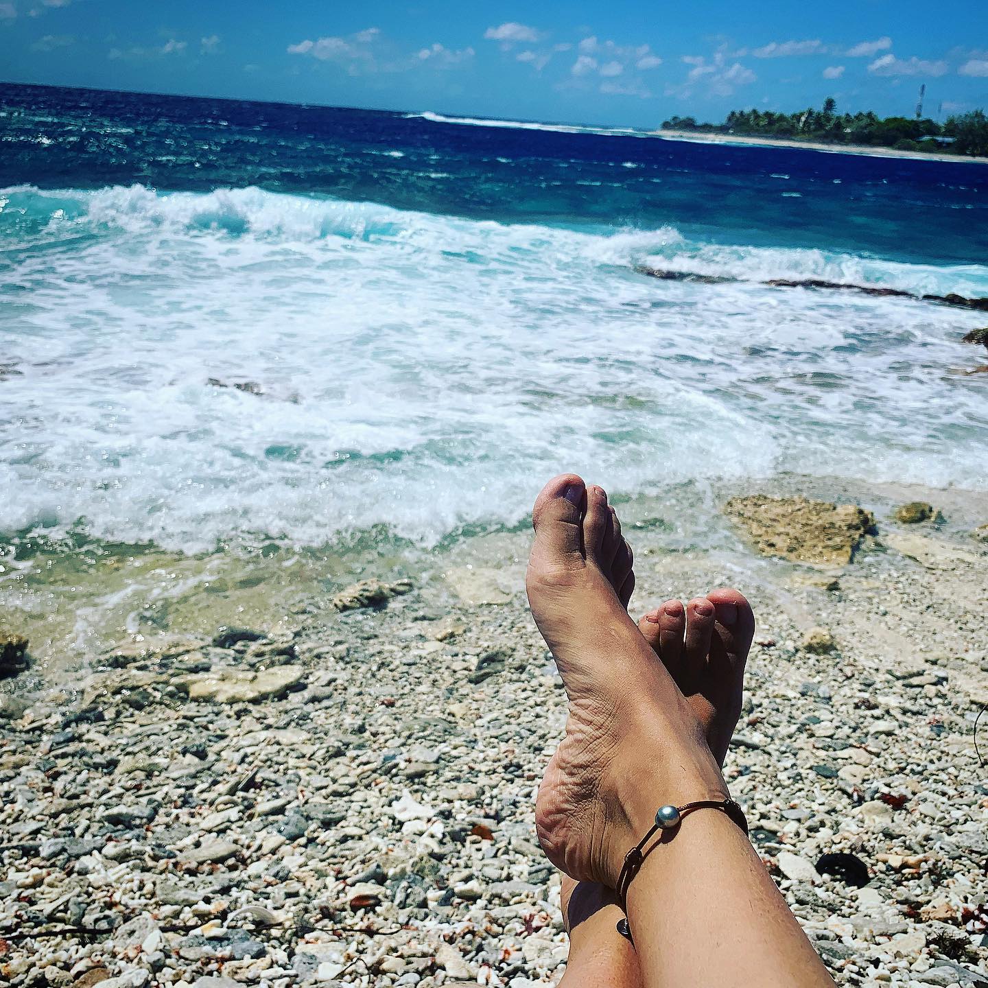 Life is just better barefoot. 🦶🏼