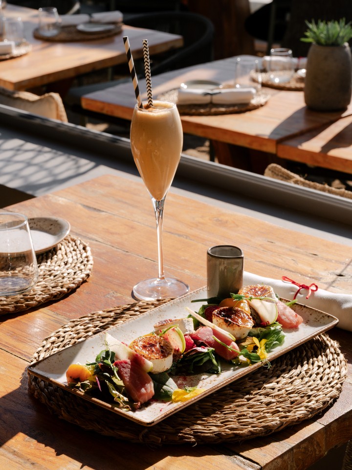 A warm Goat Cheese Salad with a cocktail, sunlit tables and the sea in the background 🌊
This is Luuma.
#luumabeachrestaurant #luumabeachmarbella #marbellaweekend #marbellatrip #marbellalifestyle #marbellaspain #marbellavacation #elrosariobeach