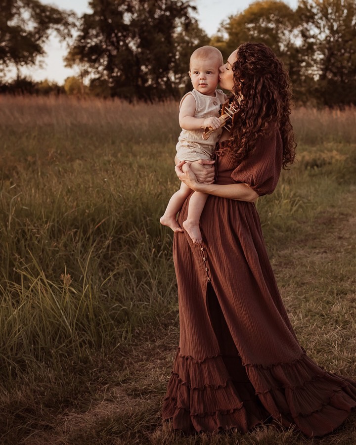 Dawn gown in dark chocolate color✨
📸 @miriamdudley_photo
#edenartdresses #designerclothes #slowfashionstyle