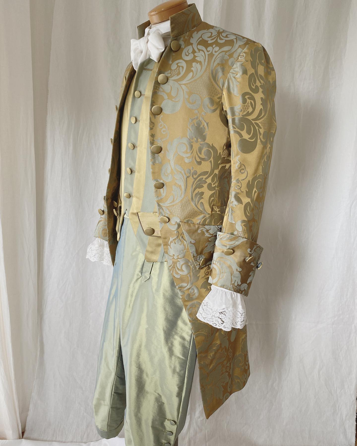 Habit, Gilet und Culotte 1790
aus reiner Seide