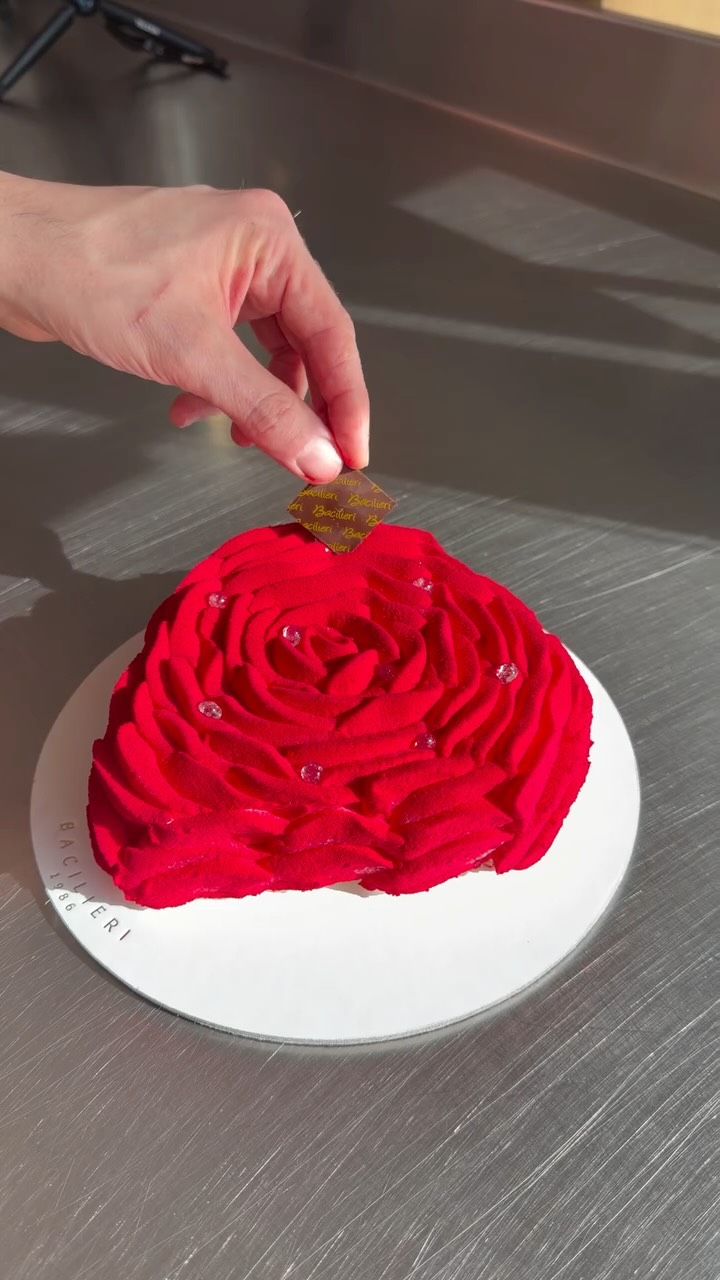 “Perduto è tutto il tempo, che in amar non si spende”
Lasciamoci andare, almeno una volta l’anno ♥️
.
.
.
.
#bacilieri #pasticceriabacilieri #heart #sanvalentino #chocolate