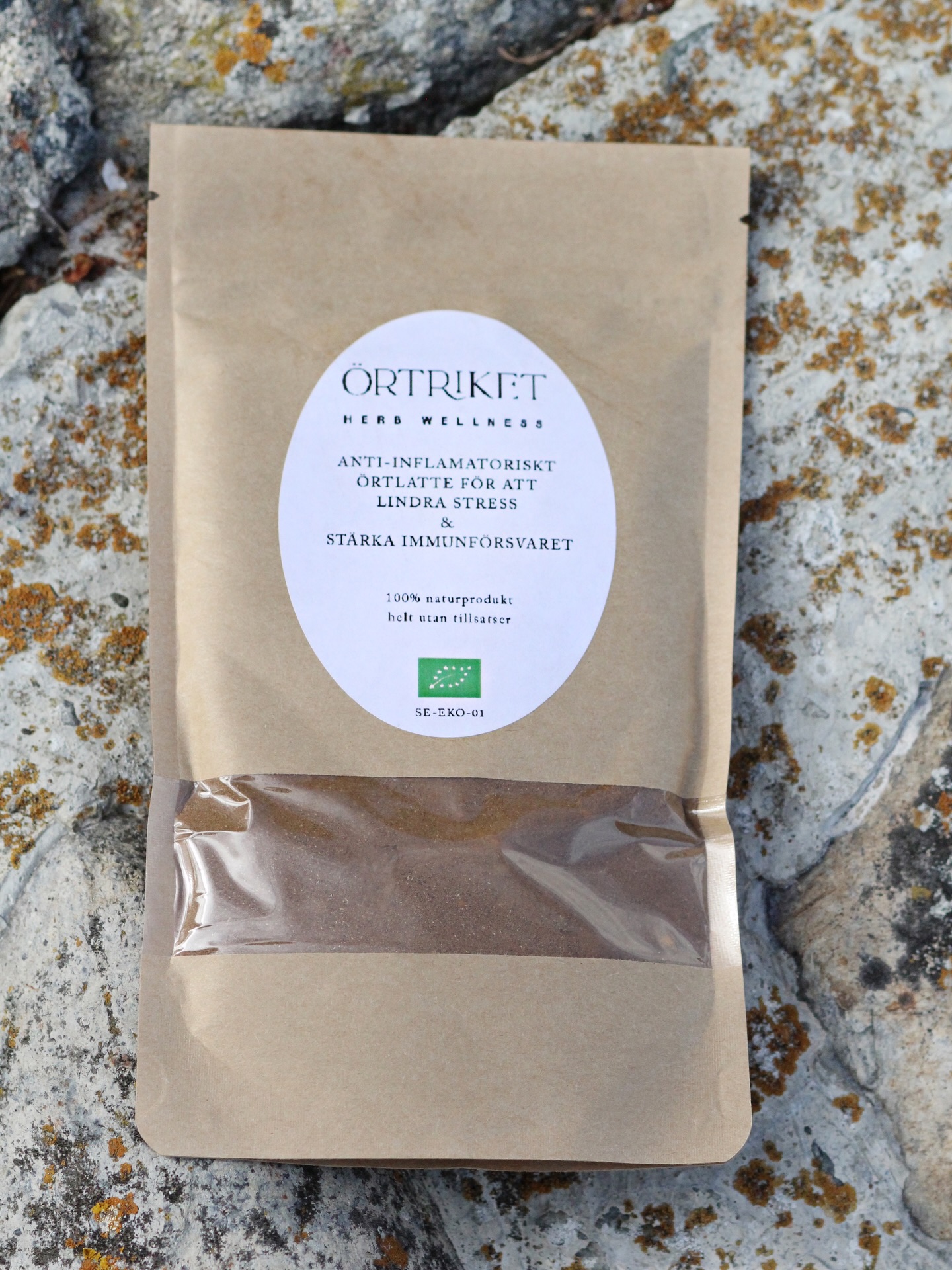 Är du ofta kaffesugen men vill dra ner på kaffet? ☕️ Då tycker vi att du ska passa på att testa nu när vi har ett supererbjudande på vår hemsida på vår antiinflammatoriska Örtlatte.
Den är underbart god!
Drick den som den är eller med mjölk, havremjölk, kokosmjölk eller någon annan nöt 🌰 🥜 mjölk som bas. För sötning kan du använda agave, dadel sirap, honung eller kokossocker.
Ett litet tips, det är extra gott med skummad mjölk på toppen! ☕️
Det bästa är den har en lugnande effekt för nervsystemet och både närande och antiinflammatorisk 🌿
Du kan också lägga till det i ditt te för att få till en härligt smakrik chai.
Produkten är tillverkad av 100 % naturliga och ekologiska ingredienser av högsta kvalitet.
Latten innehåller örter noggrant utvalda för att lugna det centrala nervsystemet, hjälpa till att lindra kronisk stress och stötta immunförsvaret. Dess ingredienser har kraftfulla antioxidanter med antiinflammatoriska effekter.
Det går också super att använda våra örttinkturer som Day eller Calm att droppa ner i Örtlatten🌿
Du hittar erbjudandet via länken 🔗 i vår bio!
Vi har såklart ett superfint erbjudande på vår Örtlatte för alla er som är återförsäljare hos oss också 🌿
•
•
•
#örtriket #antiinflammatorydiet #antiinflamatoriskkost #hälsa