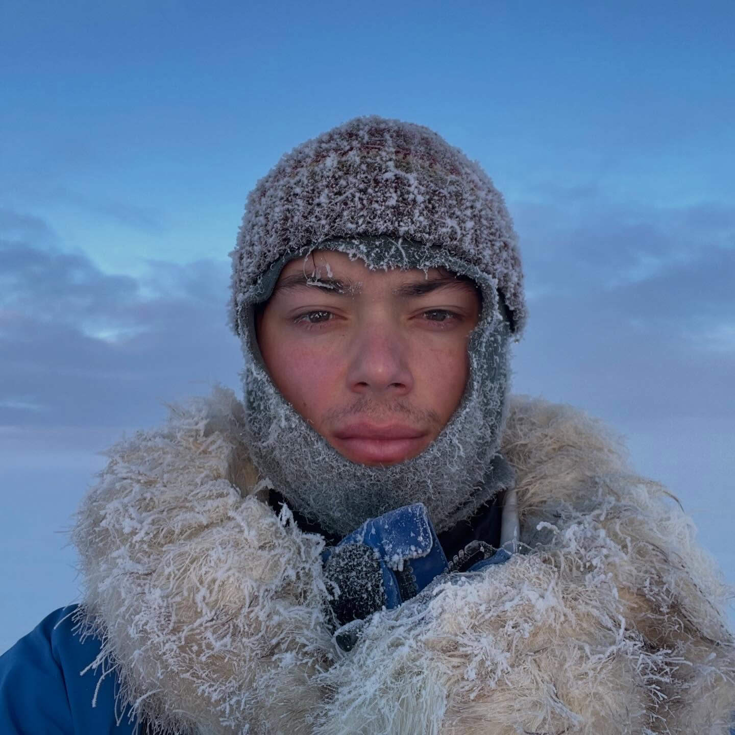 En hiver au dessus du cercle arctique il fait froid et sombre, cela nous empêche pas d’apprécier de fantastiques paysages comme sur la dernière photo.
Dans cette région de la Norvège les températures descendent souvent à -30 degrés durant cette période. Ces températures empêchent beaucoup de choses de fonctionner comme par exemple mon réchaud qui m’a lâcher au milieu de nul part, les fixations de mes skis et la plupart des appareils électriques.
Les engelures aussi arrivent vite c’est pourquoi il faut rester constamment à l’écoute de ses extrémités.
Pleins de belles vidéos à suivre bientôt 👍🏼🧊