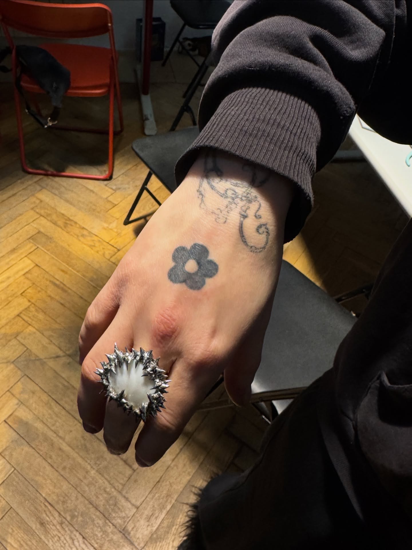 Walentynkowe warsztaty robienia biżuterii z cyny ❤️🔥
@coolczasty poprowadził kolejną wspaniałą edycję, a uczestnicy wyszli z pięknymi kolczykami, zawieszkami i naszyjnikami — dla siebie i dla swojej drugiej połówki <3
Tymczasem ogłaszamy kolejną edycję dla tych, którzy nie zdążyli złapać biletów — zapraszamy 15 marca do Pracowni Luz 😎
📍 Pracownia LUZ, al. Jana Pawla II 36/201
⏰ Niedziela 15.03 g. 15:00
🎟️ Bilety dostępne na stronie: luzwarsztaty.com