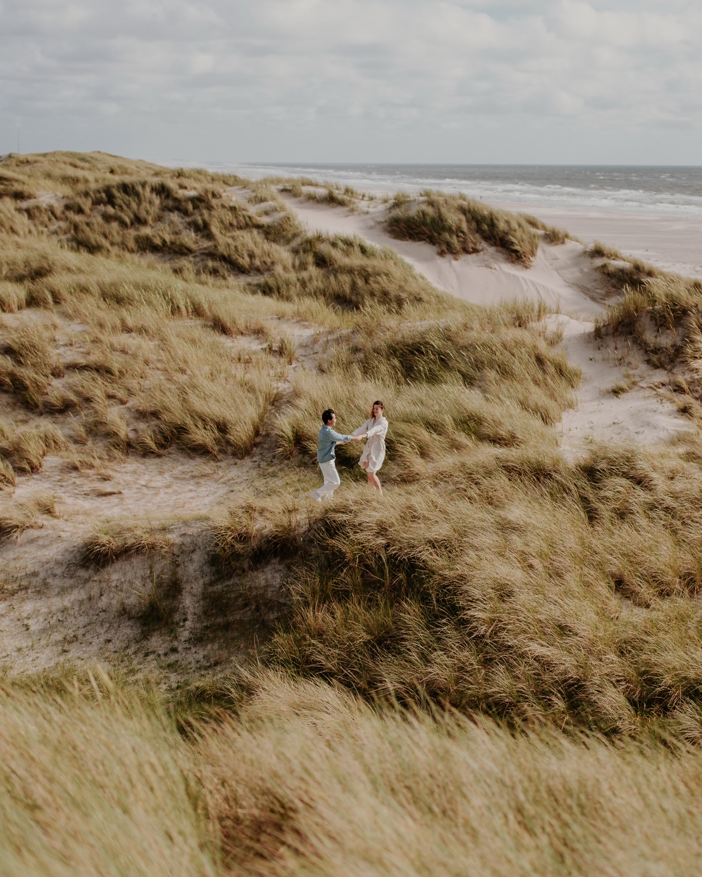 Ein Fotoshooting im Urlaub am Strand, wie viel schöner können Erinnerungen sein, als genau diese gemeinsame Zeit an einem besonderen Ort festzuhalten?
Barfuß im Sand.
Salzige Luft auf der Haut.
Lachen im Abendlicht.
Urlaub bedeutet nicht nur Reisen, sondern Zeit füreinander. Und genau diese Momente verdienen es, mehr zu sein als nur Handyfotos, sie dürfen echte, persönliche Erinnerungen werden, die euch noch Jahre später zurück an diesen Ort fühlen lassen.
Wo seid ihr dieses Jahr im Urlaub?
Und an welchem besonderen Ort hättet ihr gern einmal ganz persönliche Erinnerungen von euch? 🤍✨
„The photoshoot was absolutely amazing. Nadine did a great job at making us feel comfortable and catch all the beautiful moments. I wouldn’t change anything from that day. She was extremely professional, friendly and really made the whole experience special. Thank you for everything🥰“
Bianca & Dream
Thank you for your time and trust 🫶🏼☺️
