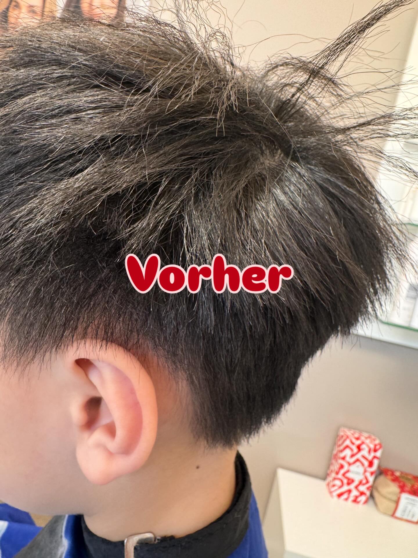 Mal was besonderes, gedrehtes Haar. Eine Haaranomalie, deswegen stehen die Haare ab.