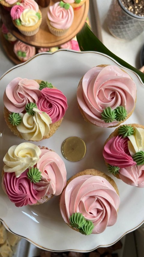 āTwo seconds of where I started.
Years of not giving upšŖ
There were days I questioned myself.
Days I compared.
Days I wanted to stop.
But I kept going.
Every cake taught me something.
Every mistake made me better.
Every order built my confidenceā¤ļø
And today⦠I create with intention, skill and pride.
If youāre at the beginning of something ā donāt quit.
Your ābeforeā is just the foundation of your āafter.ā š¤ā
āReady for your next celebration? Letās make it beautiful.ā
#brightonbaker #sanahsmixingbowl #brightoncakes #brightonfoodscene #brightonfoodies