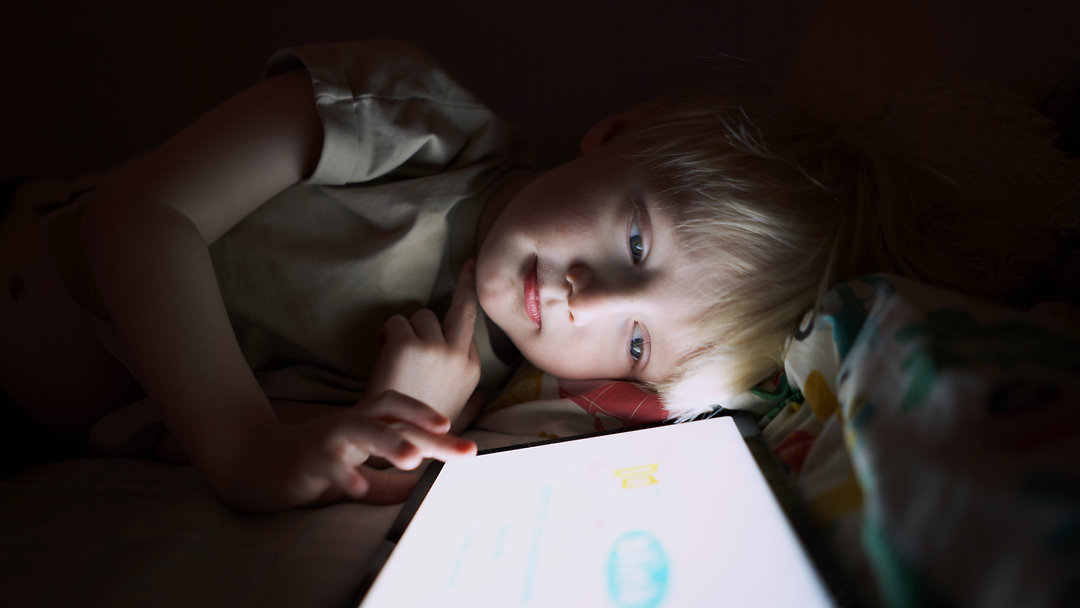 Kids getting upset when screen time ends? Learn why screens hook the brain and how to create calmer, healthier tech habits for your child. Full tips in the new blog. Link in Bio #Parenting #ScreenTimeSolutions #MindfulParenting #ChildWellbeing