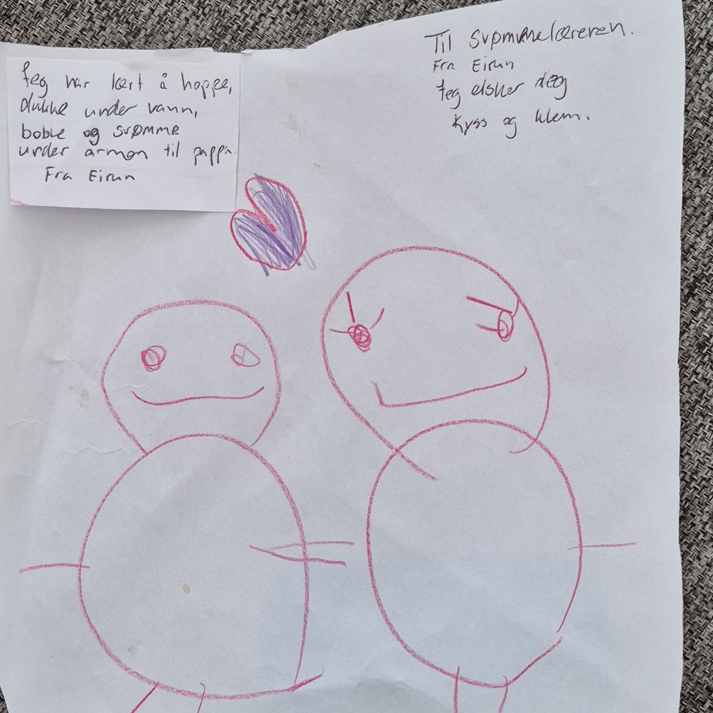 For noen år siden så avsluttet jeg et kurs med småbarnsvømming på Skogli/Lillehammer, med meg hjem fikk jeg denne hilsningen fra ei jente som heter Eirin.
Hun oppsummerte mye av det vi gjør på kursene våre og som vi håper barna finner trygghet i å gjøre:
Hoppe fra kanten
Dykke under vann
Boble- puste ut under vann
Svømme under armen på pappaen sin
Jeg håper Eirin forsetter å finne glede og mestring i vannet💦