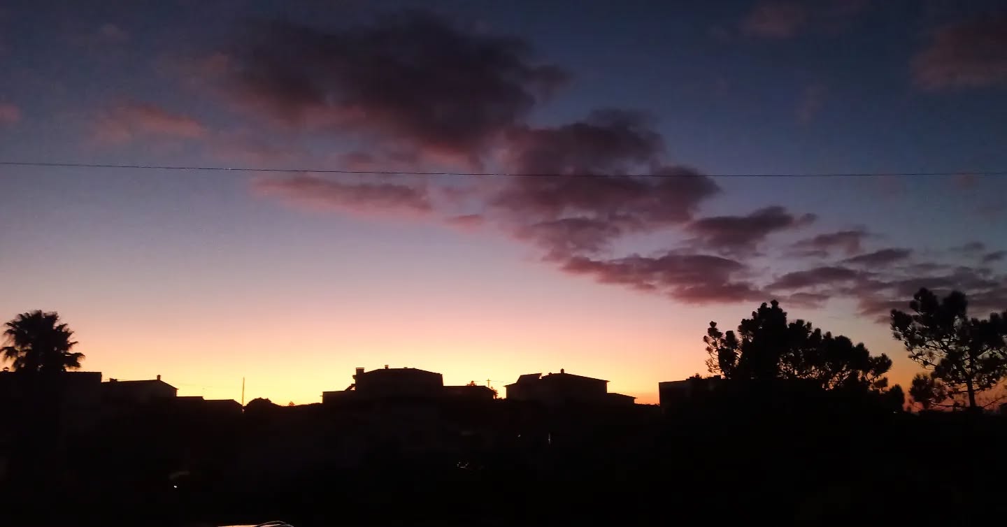 Sunset in winter! 😍
.
.
.
#kanalusurfhouse #sunset #surf #guesthouse #igers #beachlife #surfing #arrifana #portugal