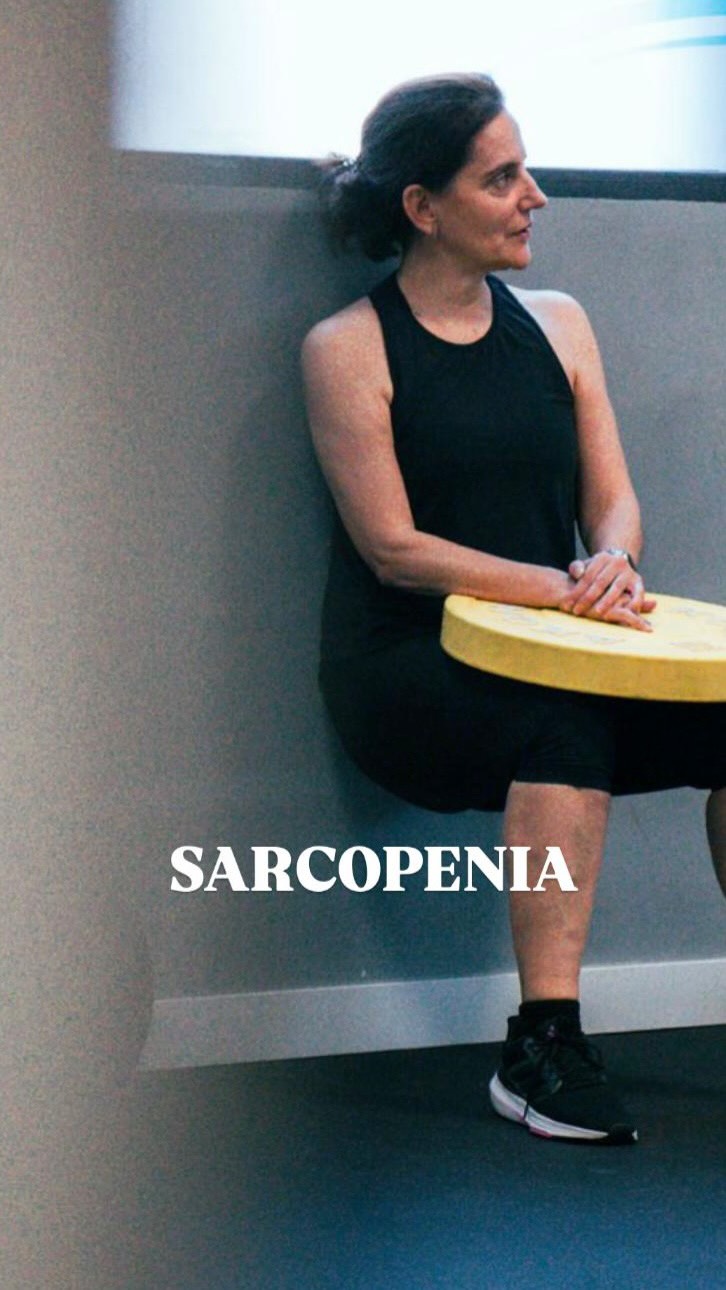 ¿Sabes lo que es la SARCOPENIA? 🦴💪🏽
La sarcopenia es la pérdida progresiva de masa muscular y, sobre todo, de fuerza con el paso del tiempo. Cuando perdemos fuerza, perdemos movimiento, autonomía y calidad de vida.
La buena noticia es que no es inevitable.
El entrenamiento de fuerza es la herramienta más eficaz para frenarla y prevenirla, siempre que esté bien planificado y adaptado a cada persona.
En TG SPORT CLINIC unimos fisioterapia y entrenamiento para usar el ejercicio como tratamiento, mejorar la función, proteger las articulaciones y ayudarte a moverte mejor hoy… y en el futuro.
Entrenar fuerza no es estética.
Es salud.
#fisioterapia #entrenamiento #sarcopenia #pinardechamartin