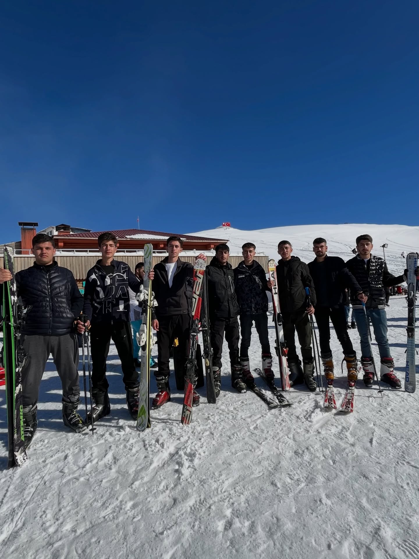 ❄️🏔️ 15 ŞUBAT’TA GERÇEKLEŞTİRDİĞİMİZ 80 KİŞİLİK
HAKKARİ MERGABÜTAN KAYAK TURU🏔️❄️
Yüksekova ekibine ve katılım sağlayan tüm değerli misafirlerimize
gönülden teşekkür ederiz
Yeni anılarda, yeni turlarda yeniden görüşmek dileğiyle…
Sizleri de güncel tur programlarımıza bekliyoruz 🚍💐
📅 Gelecek Tur Tarihleri
🗓️ Her Hafta Cumartesi – Pazar – Salı
⚠️ ÖNEMLİ NOT
🧣 Değerli misafirlerimizin hava koşullarına uygun giyinmeleri tavsiye edilir
☎️Detaylı Bilgi & Rezervasyon
📞0533 526 65 73 | 0505 110 41 65
🛡️@sirpturizm
🌐 www.sirpturizm.com
#şirpturizm #hakkari #mergabütan #yüksekova #vangezi