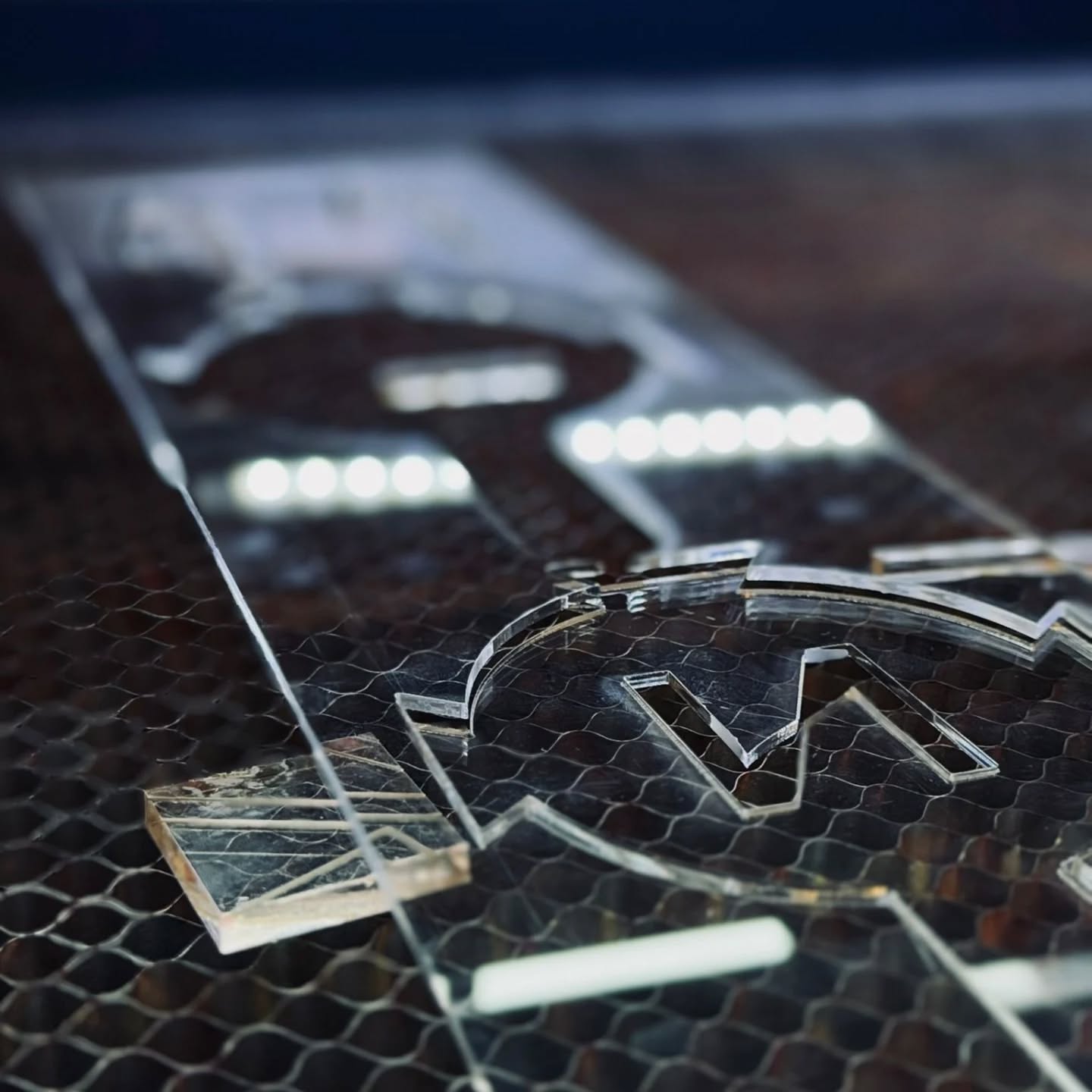 Parce que le laser ne sert pas uniquement à graver…
Nous concevons aussi des pièces techniques sur mesure en acrylique, adaptées à vos besoins spécifiques.
Un support, un accessoire, un système de fixation ?
Nous transformons vos idées en solutions concrètes grâce à la découpe laser CO₂.
Vous avez un projet technique ou un besoin spécifique ? Écrivez-nous !