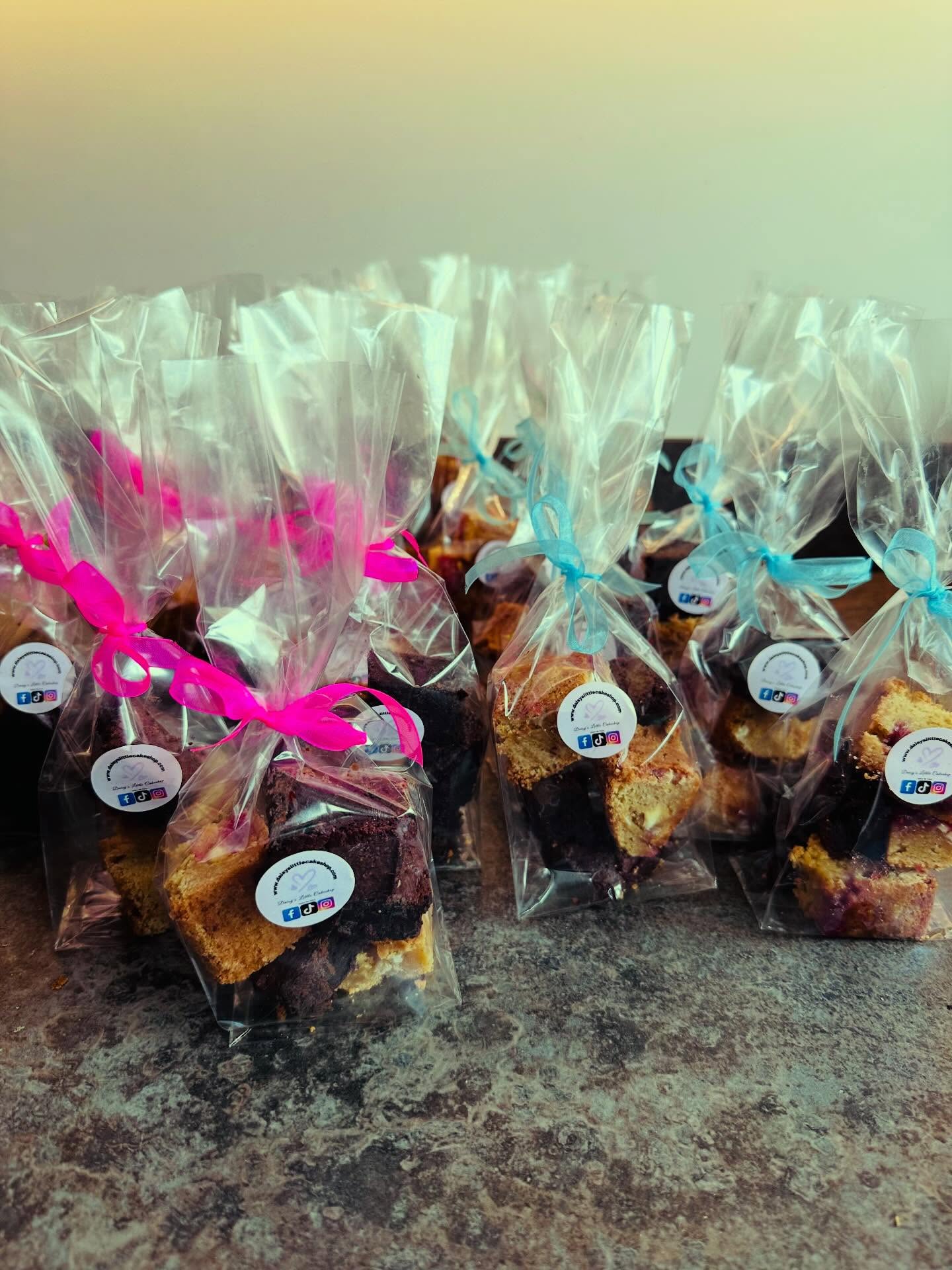 Delicious Blondie & Brownie bites all packaged up ready to give away at a birthday celebration #brownies #blondies #birthdaytreats #giftbags #favours