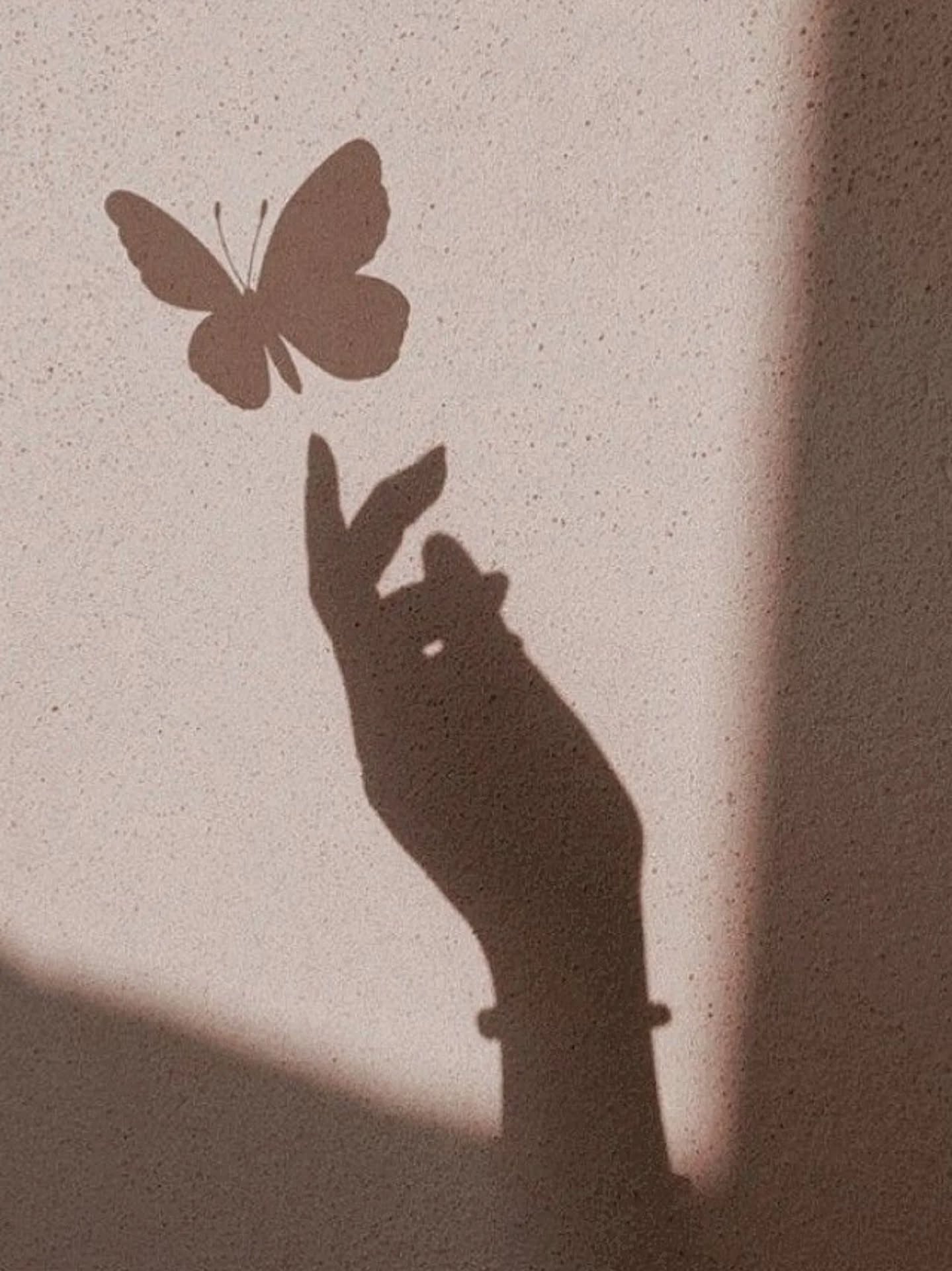 Aujourd’hui, c’est la Saint-Valentin.
On célèbre l’amour… mais le premier engagement commence avec soi.
S’aimer, c’est simple et concret :
respecter ses limites, prendre soin de son corps, écouter son énergie, choisir ce qui nous élève.
On ne peut pas construire un amour solide sur un vide intérieur.
On aime mieux quand on se respecte.
On choisit mieux quand on se connaît.
Alors aujourd’hui, avant d’aimer l’autre,
assure-toi d’être bien avec toi ❤️