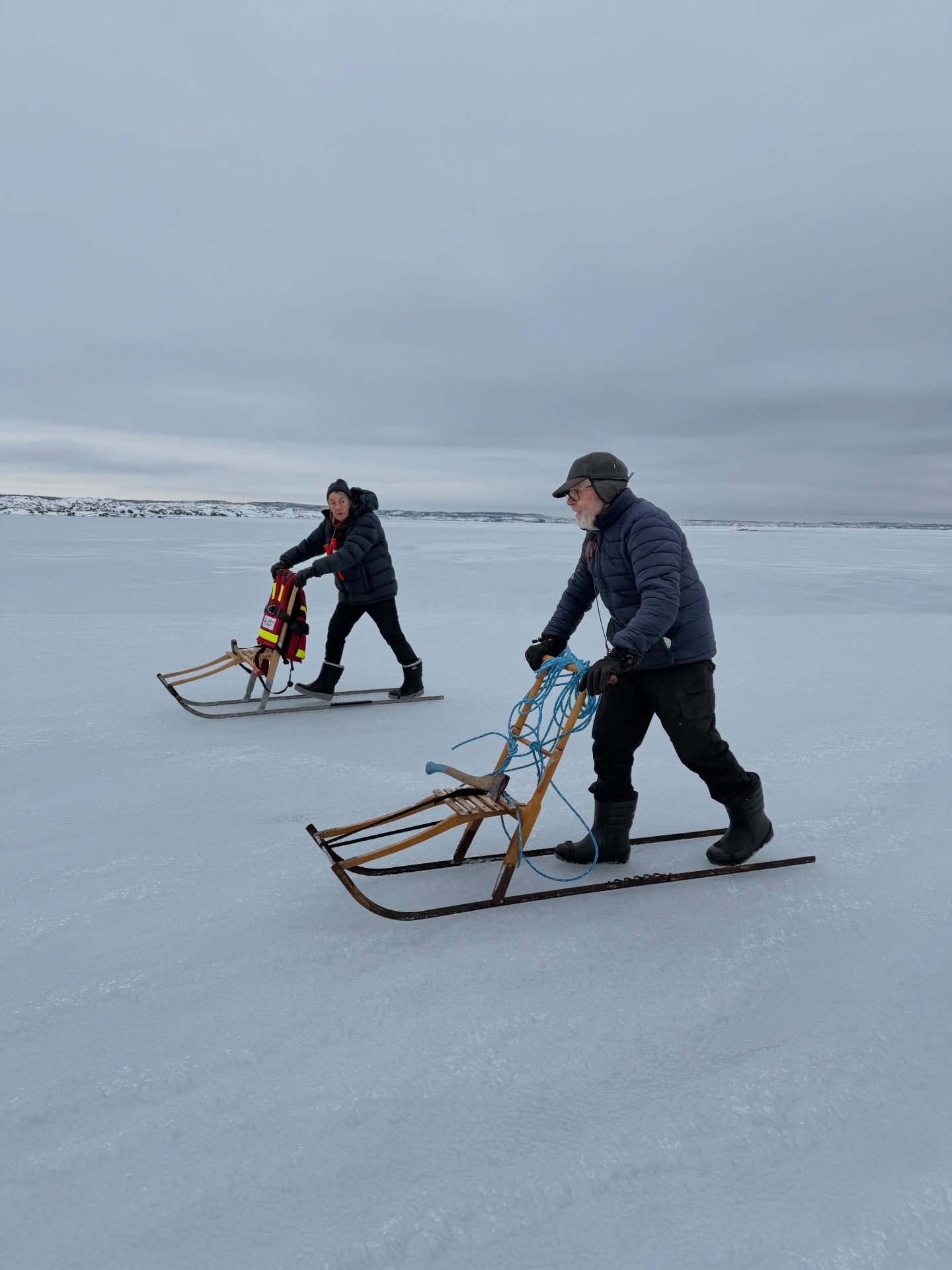 Det var minst 15 år sedan vi kunde ta sparken till holmarna sist. Vi kom till Tornö iaf. Och katten var med! 💙🐈
#Käringön #bohuslän #isvinter2026 #sweden #världensvackrasteskärgård