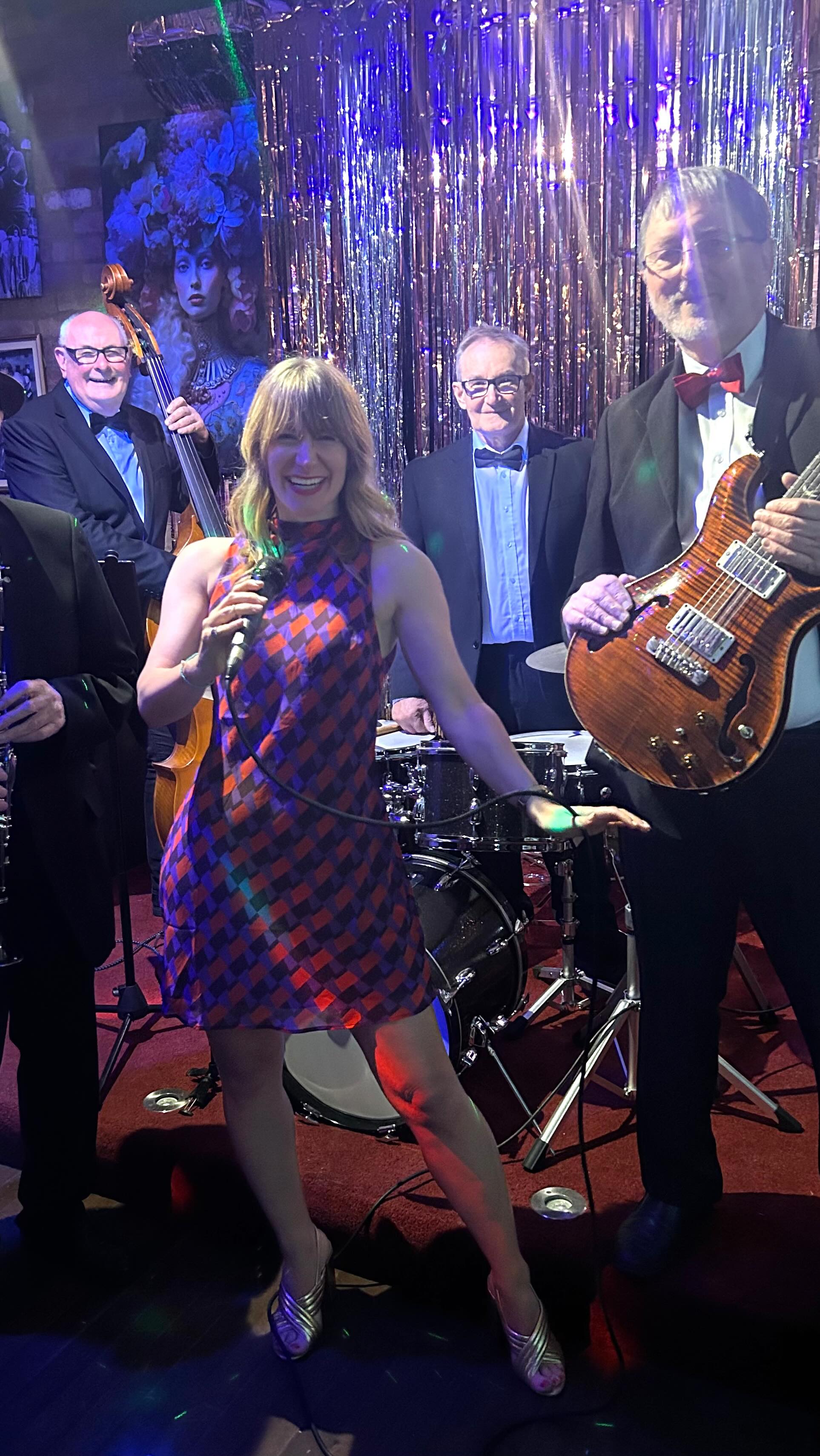 UNDECIDED LOVEBIRDS ❤️💕🦜🎤✨
To all my lovebirds who haven’t met their soulmate yet or who are just embracing being on their own, this one’s for you!
Sarah x
.
.
.
.
.
.
#sarahjonesjazz #jazzsinger #jazzvocalist #jazzquintet #happyvalentineday
Tune: Undecided
Guitar: @richard.clarke.51
Double Bass: @ant.king.12
Drums: Jeff Willet @chouxlyscrumptious
Clarinet: John Pinkerton
Location: @cafe_belge if you’re looking for a venue to book for your special event, this is just the place! ❤️