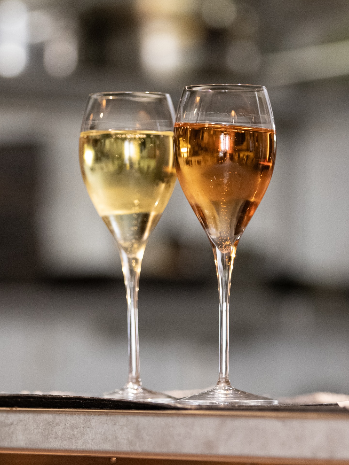 Des bulles, des notes aromatiques et une touche de créativité : nos apéritifs maison ouvrent la soirée en douceur autour de la verveine ou de la griotte 🍒🥂
‣ Réservez votre table sur www.larazur.fr