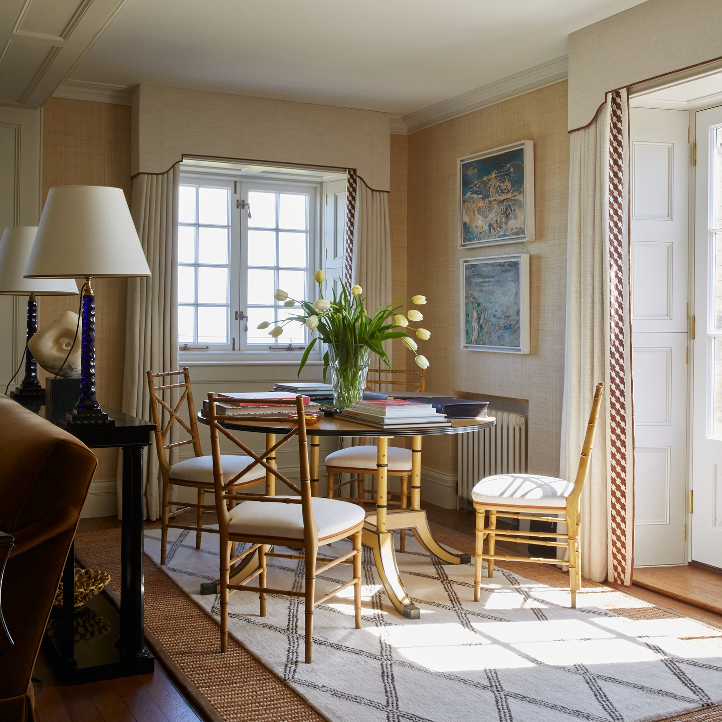 A well cut pelmet is rather like a beautiful hat, it finishes the room, without it the outfit never feels quite complete.
Photographed by @simonuptonphotos, @boz_gagovski and David Oliver