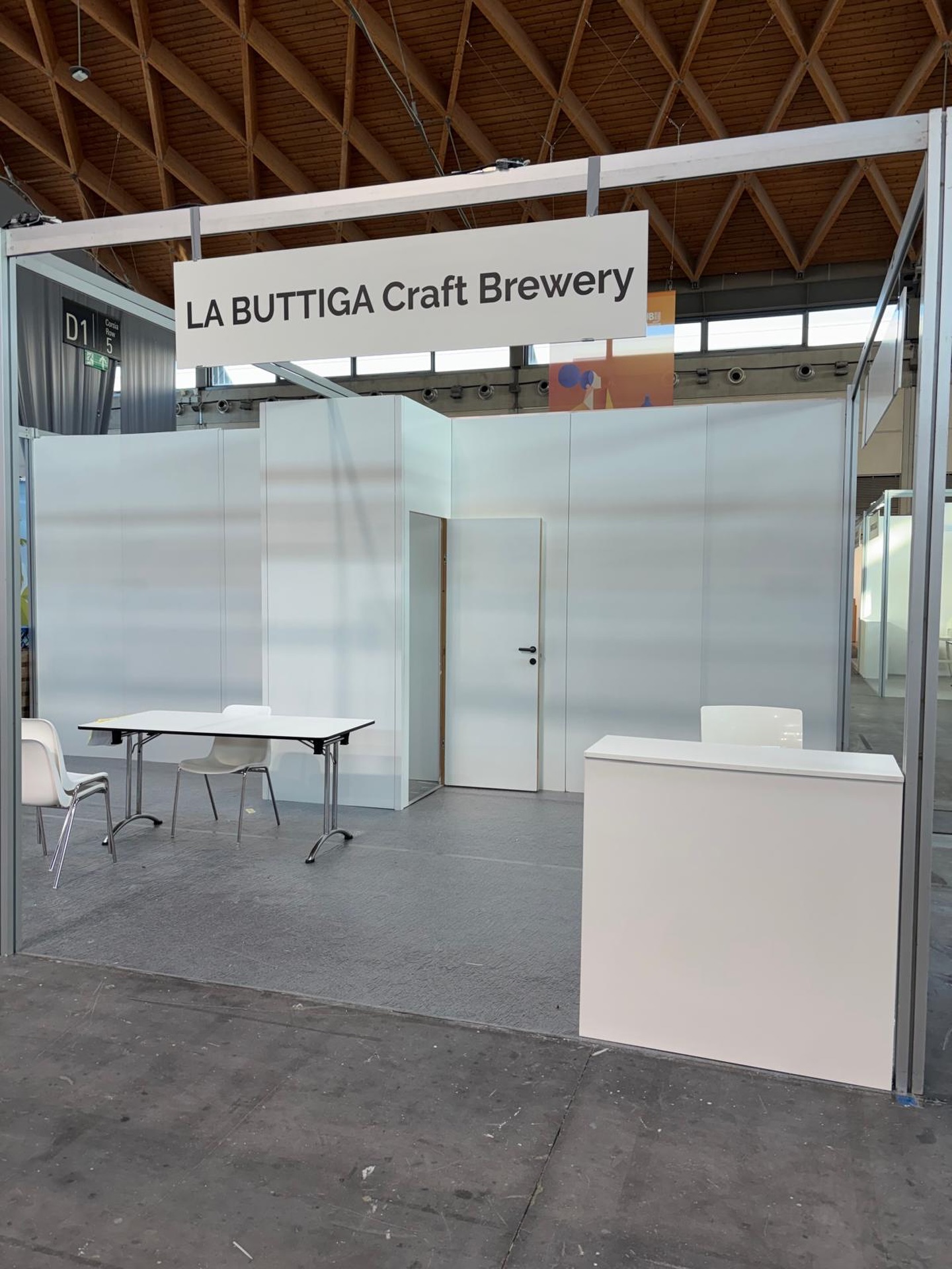 Abbiamo finito l’allestimento dello Stand per il @beerfoodattraction le linee minimal e gli spazi bianchi e vuoti creano un ambiente che racconta i nostri valori e la nostra storia, ci vediamo domenica
#BEVICOMEUNTORO
