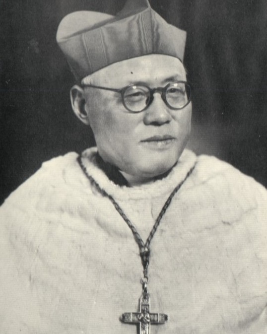 Thomas Tien Ken-sin
Band XL (2026/27)
Autor: Paul B. Steffen
TIEN KENG-hsin, Thomas, SVD, * 24.10. 1890 in Chantsui, Shandong, China, † 24.7. 1967 in Chiayi, Taiwan, Erzbischof und Kardinal.
https://www.bbkl.de/index.php/frontend/lexicon/T/Ti-Tk/tienkenghsinthomas-88676