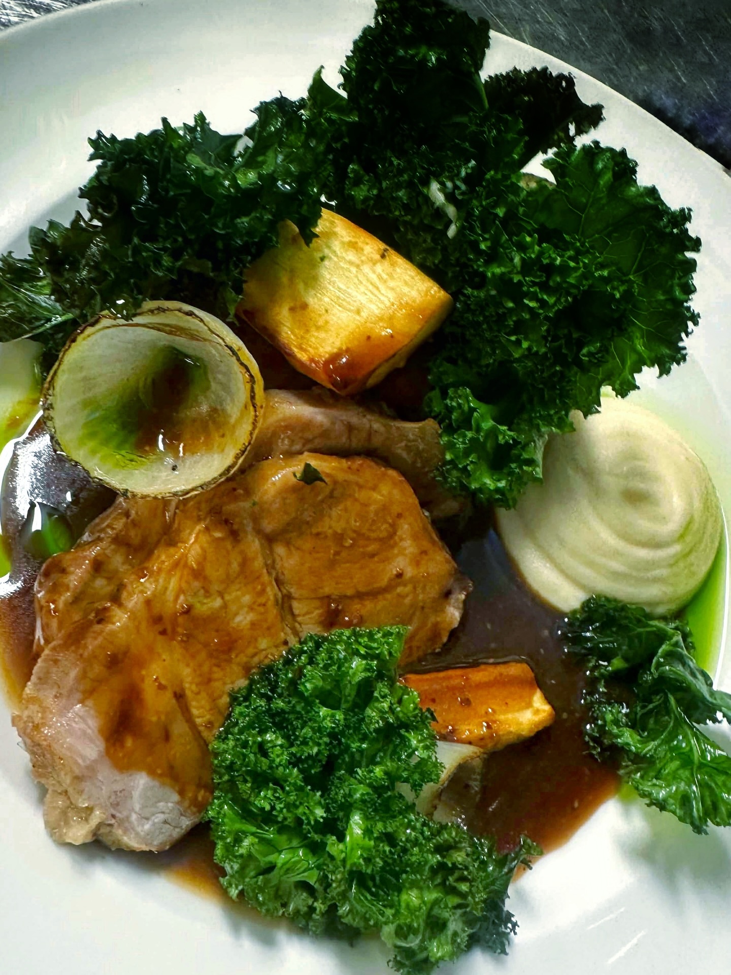 Langtidstilberedt svinenakke
Servert med glasert pastinakk, grillet løk og sellerirotpuré, sprø røstipotet, sennepsjysaus & lettstekt grønnkål.
#kleivstua #kleivstuahotell #møtestedetpåkrokskogen